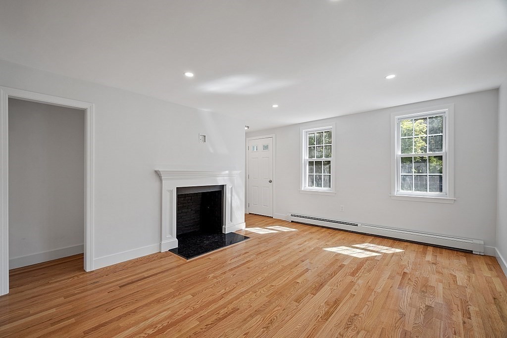 Exeter, New Hampshire, 03833, United States, 4 Bedrooms Bedrooms, ,3 BathroomsBathrooms,Residential,For Sale,1927852