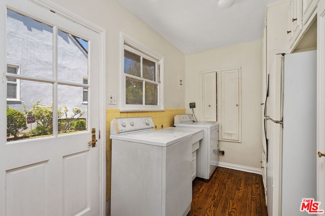 Los Angeles, California, 90049, United States, 3 Bedrooms Bedrooms, ,3 BathroomsBathrooms,Residential,For Sale,1902649