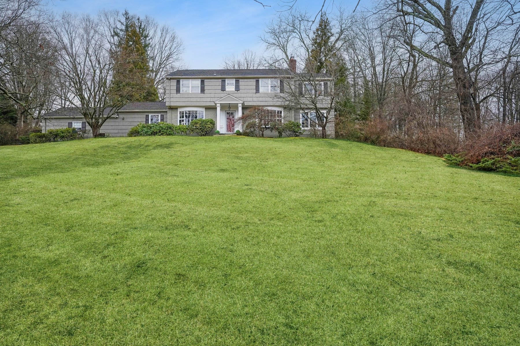  Classic Center Hall Colonial Privately Set on 1.2 Acres - 物件實景