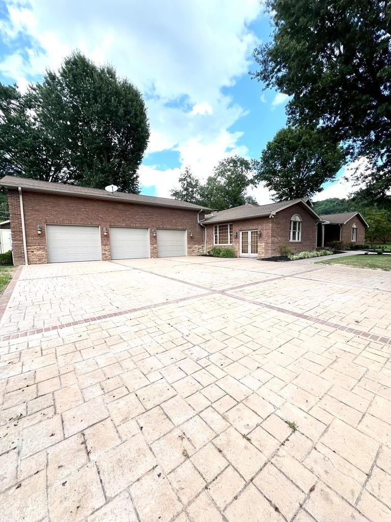 Pikeville, Kentucky, 41501, United States, 4 Bedrooms Bedrooms, ,5 BathroomsBathrooms,Residential,For Sale,1916464