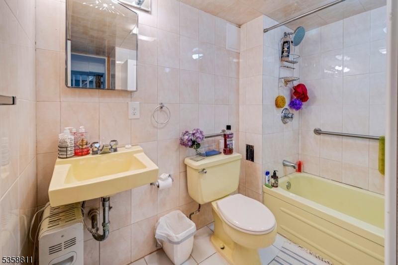 West Orange Twp., New Jersey, 07052, United States, 6 Bedrooms Bedrooms, ,4 BathroomsBathrooms,Residential,For Sale,1826682