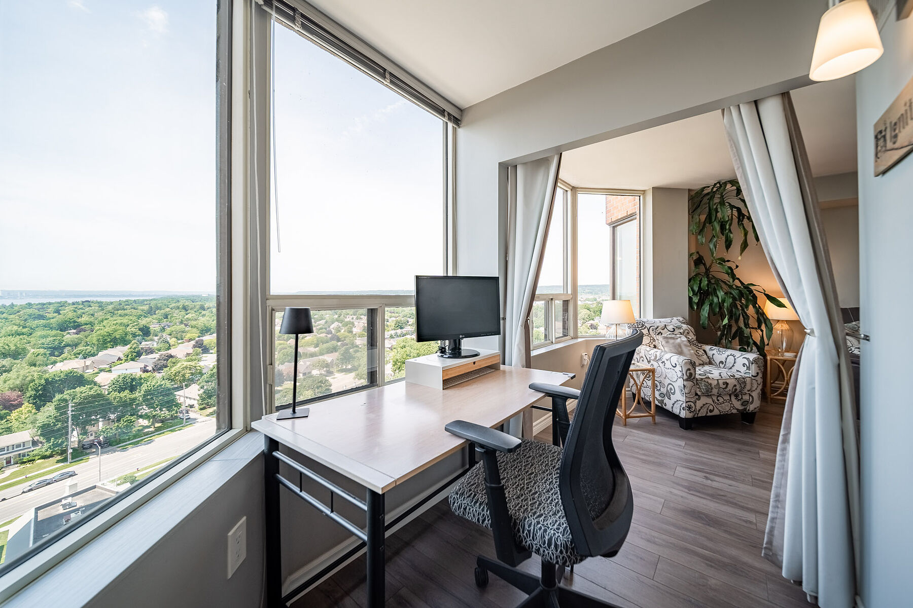 Downtown Burlington Condo - 物件實景