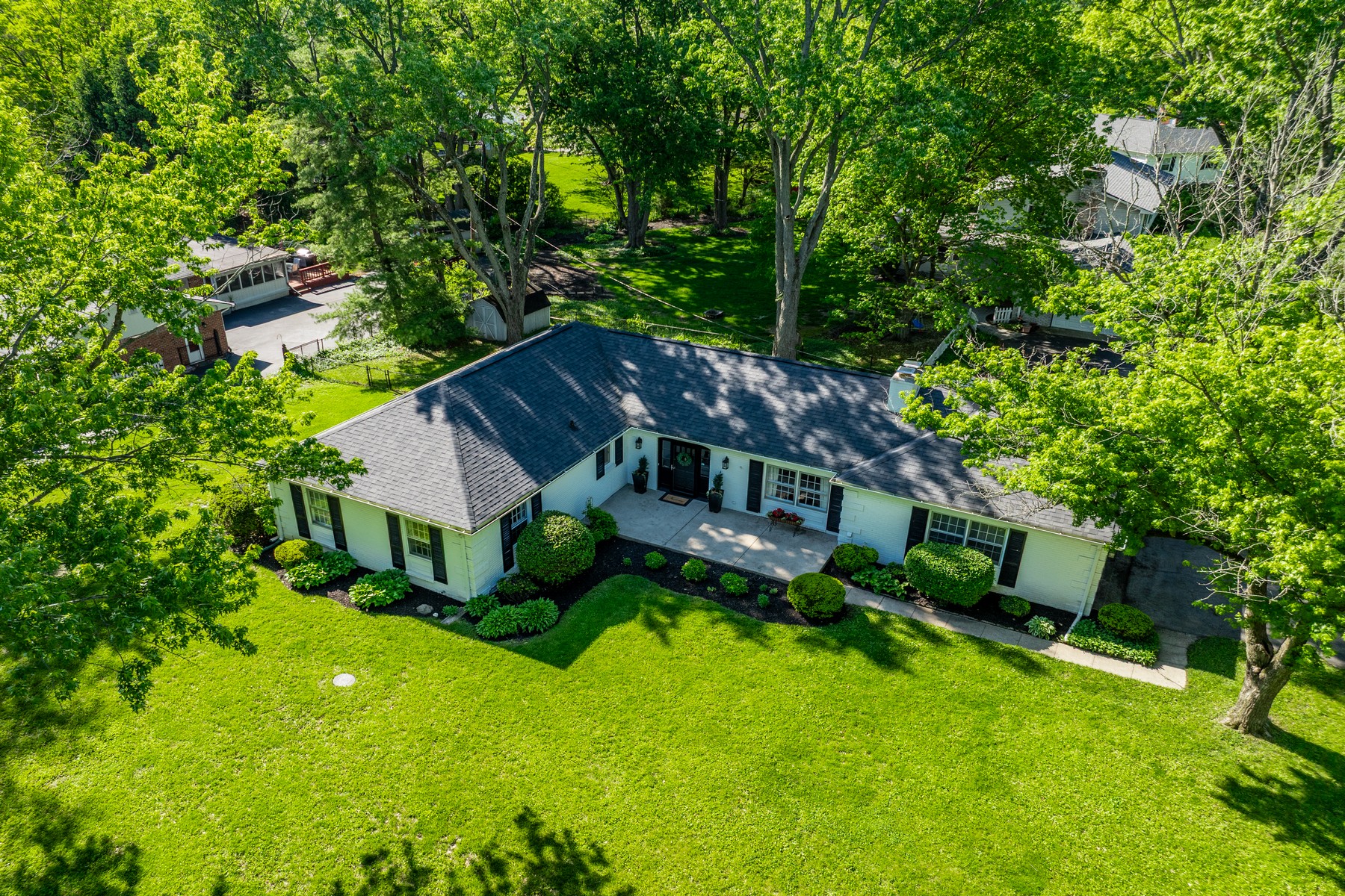  Beautiful and Quiet Home Set on Over Half an Acre - 物件實景