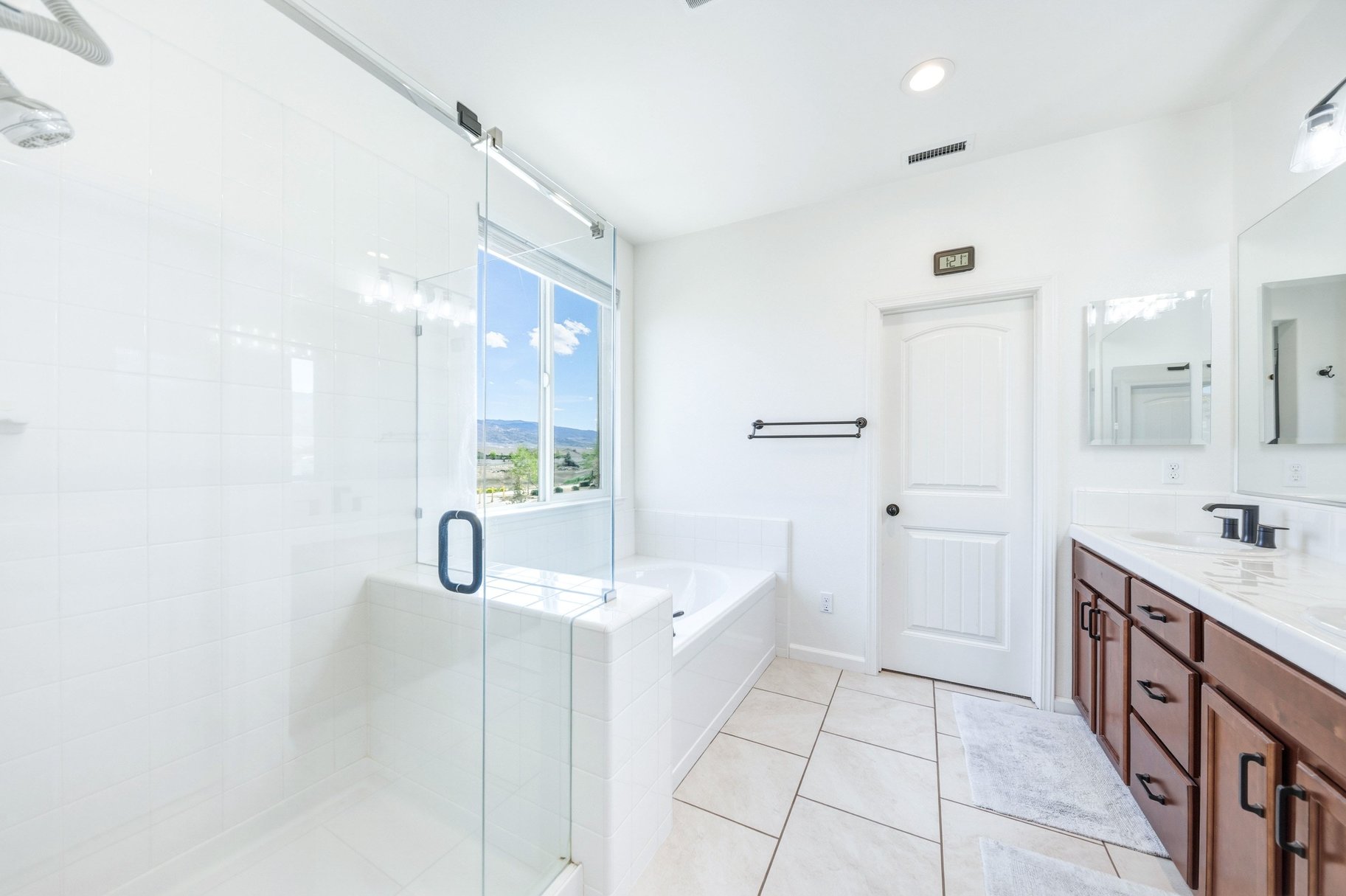  Turn-Key Home Close to Parks, Shopping & Trails - 物件實景