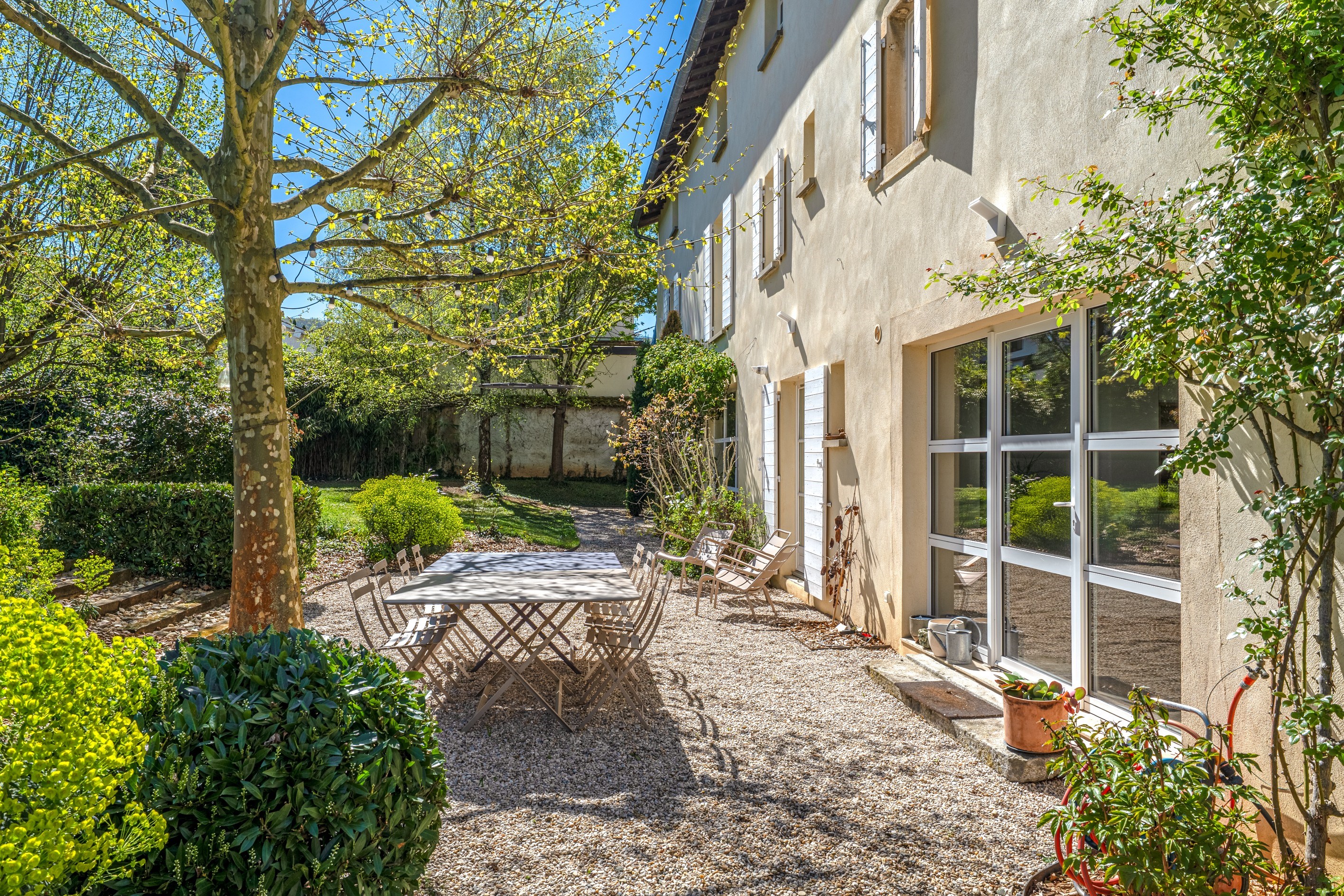  Charming golden-stone family home in central Chasselay. - 物件實景
