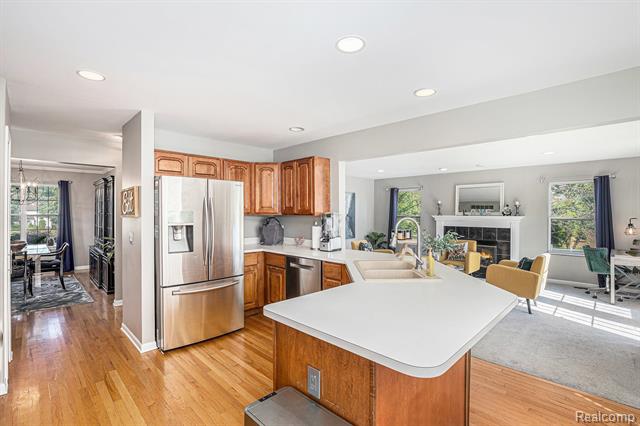 Wixom, Michigan, 48393, United States, 5 Bedrooms Bedrooms, ,4 BathroomsBathrooms,Residential,For Sale,1930783