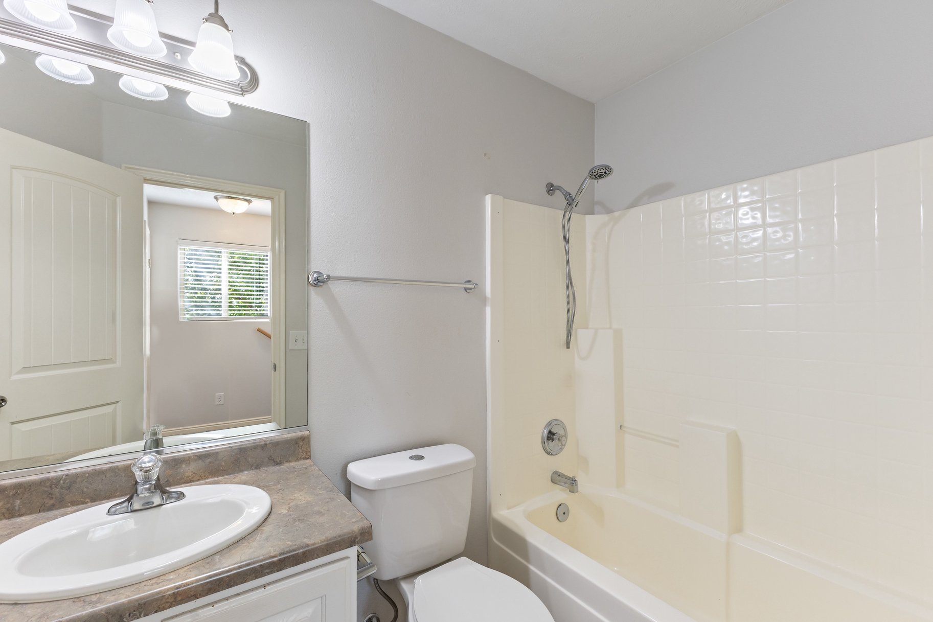  Private End Unit Townhome Near College, Hospital & Shopping – Move-In Ready - 物件實景