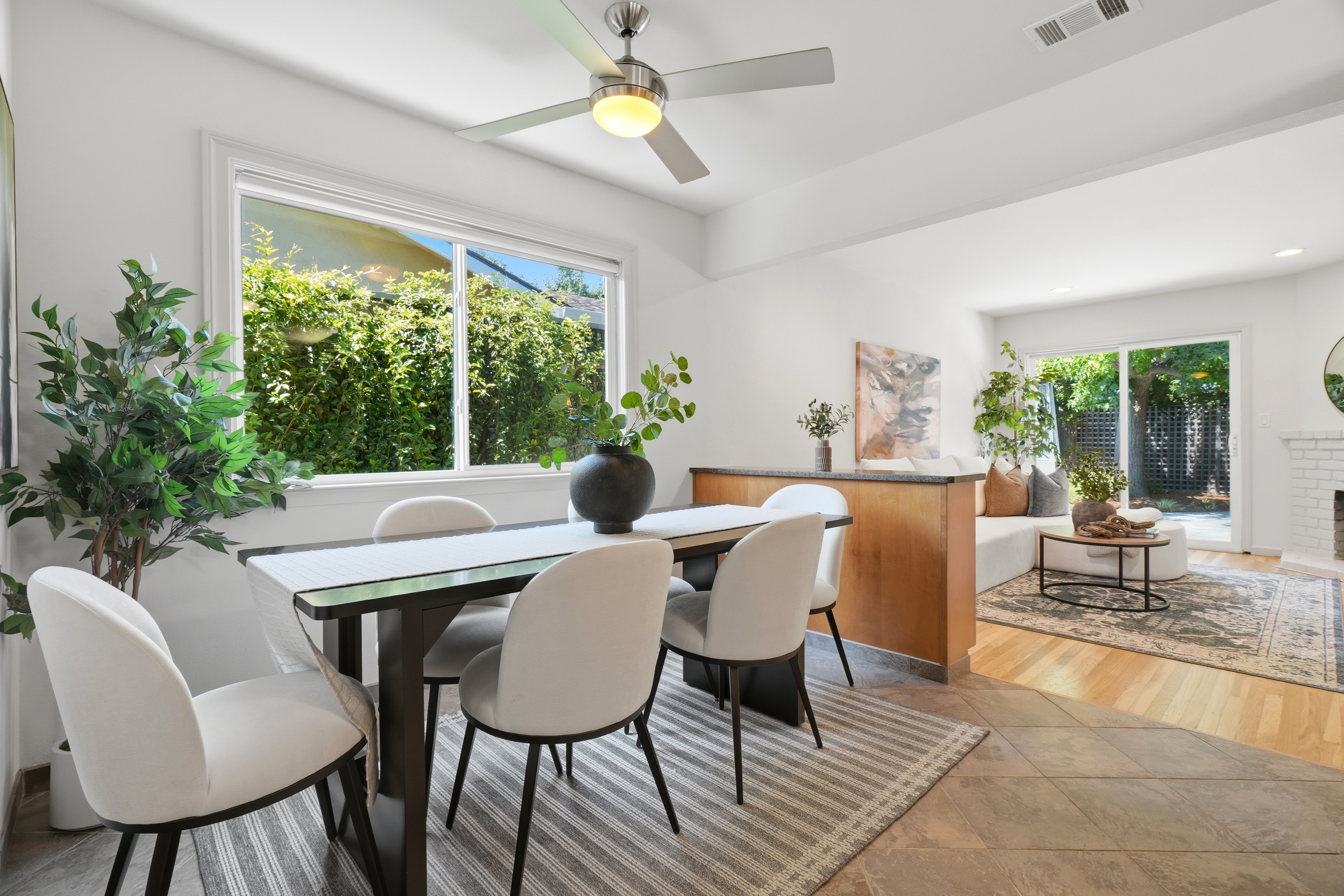  Private, Stylishly Updated Home in Prime Cambrian Location - 物件實景