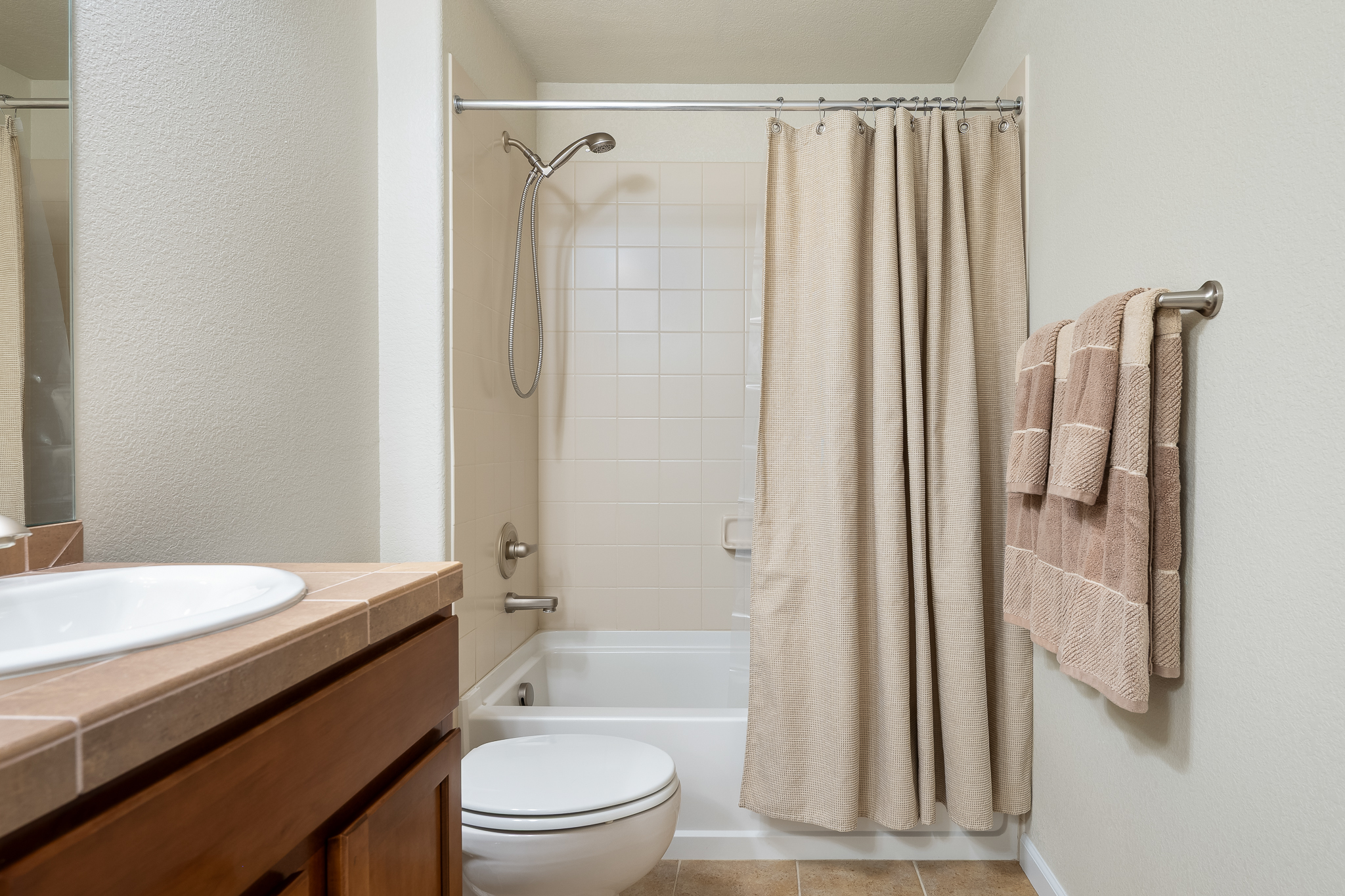  150 Village, A-204,  Granby, CO, 80446 - 物件實景
