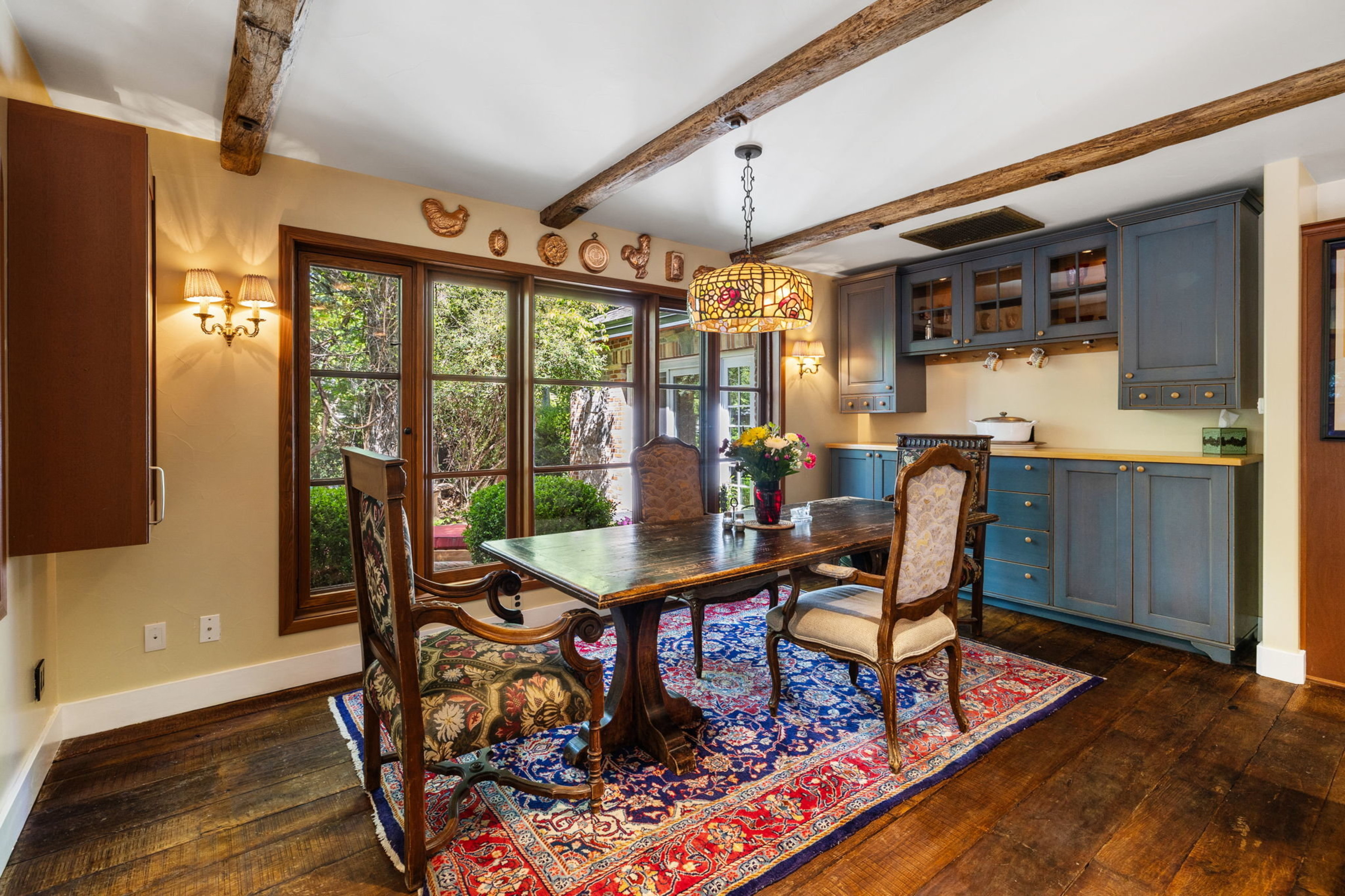  Historic home with 2 guest homes on 1.24 acres with a pool - 物件實景