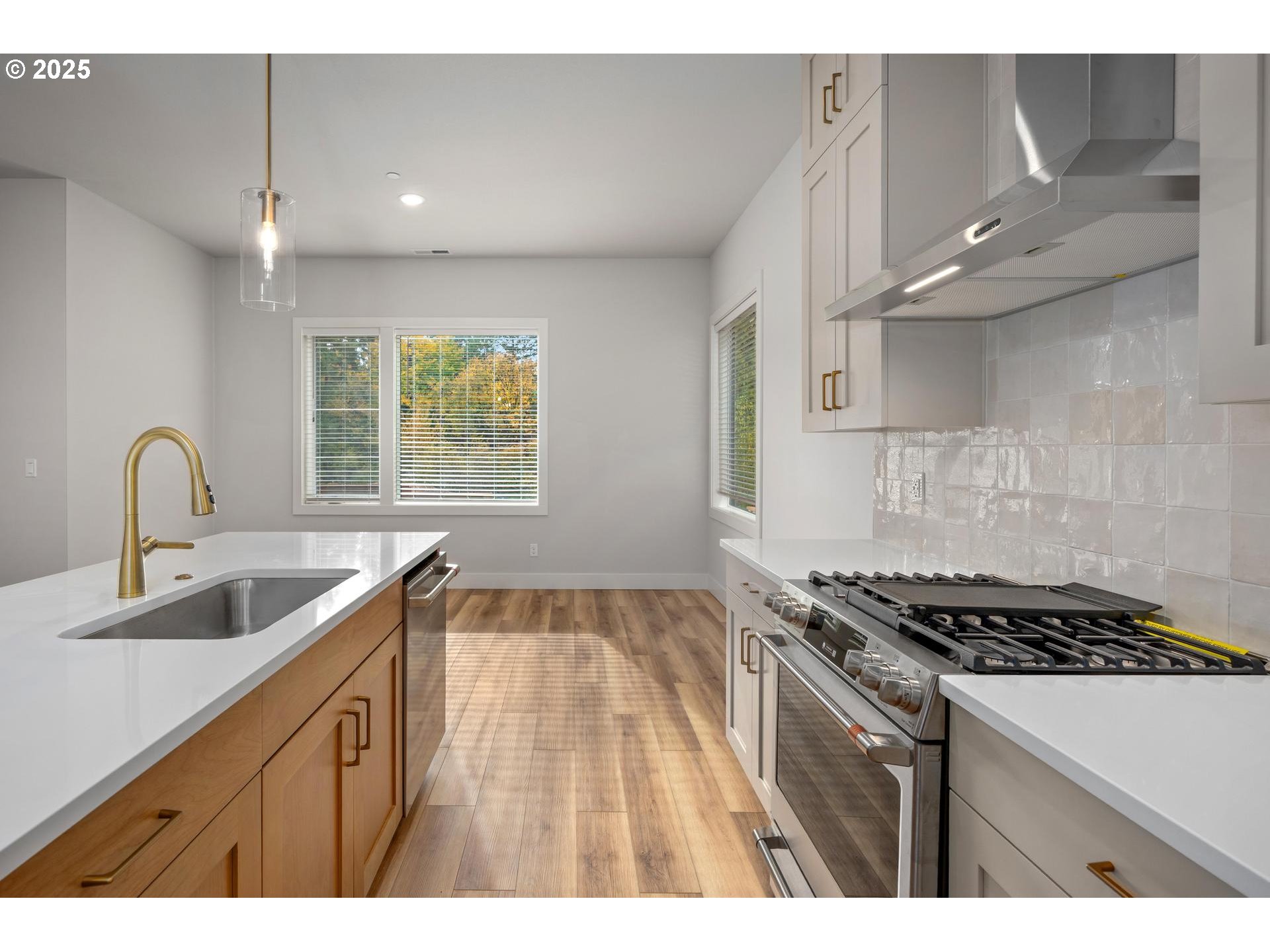 Portland, Oregon, 97219, United States, 3 Bedrooms Bedrooms, ,3 BathroomsBathrooms,Residential,For Sale,1998878