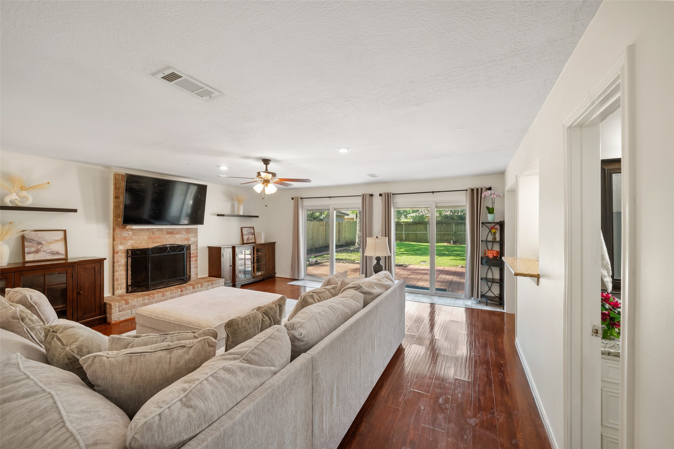  2026 Riverlawn Drive - 物件實景