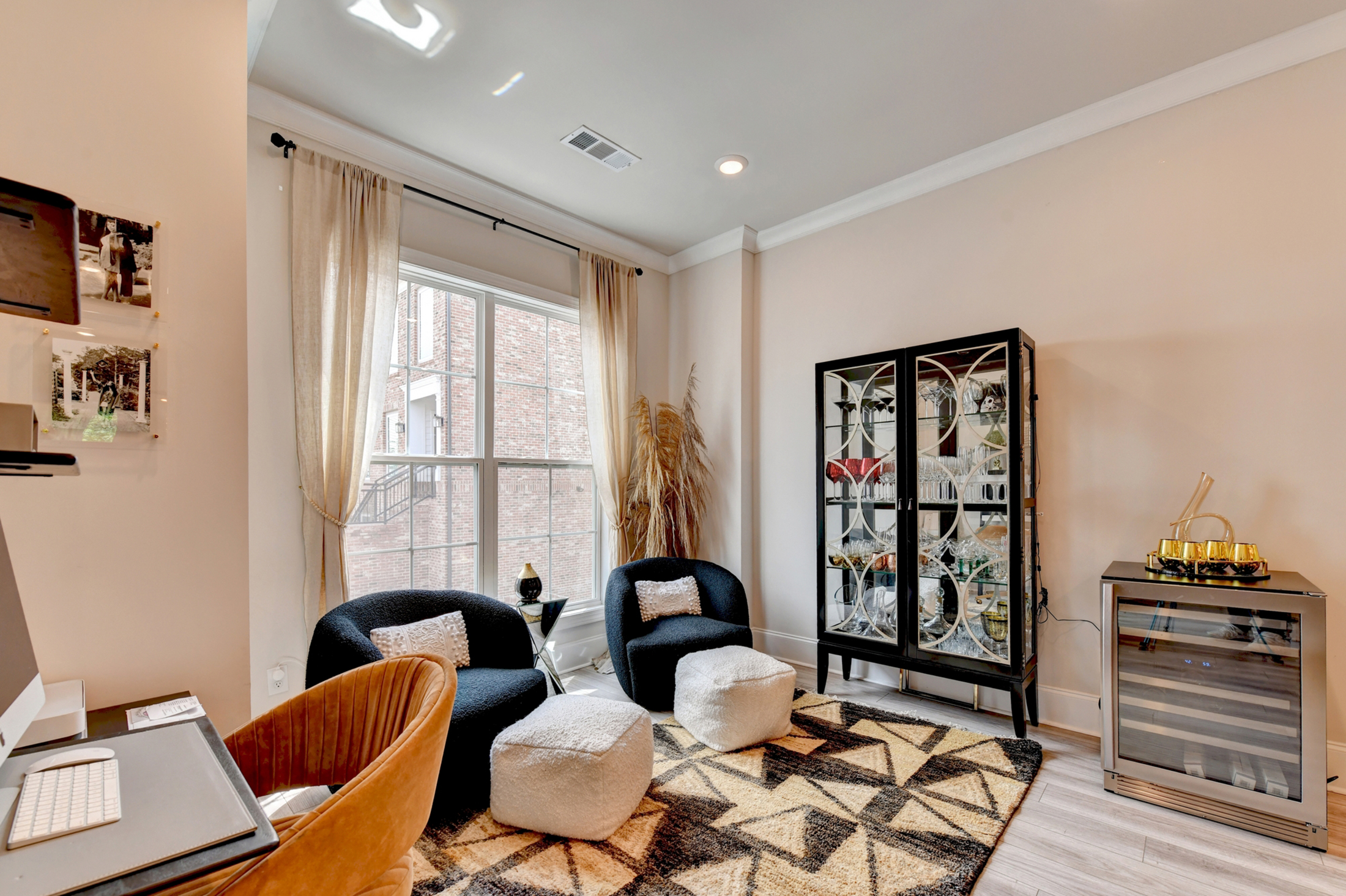  Welcome Home to this Magnificent Three-Story Townhome - 物件實景