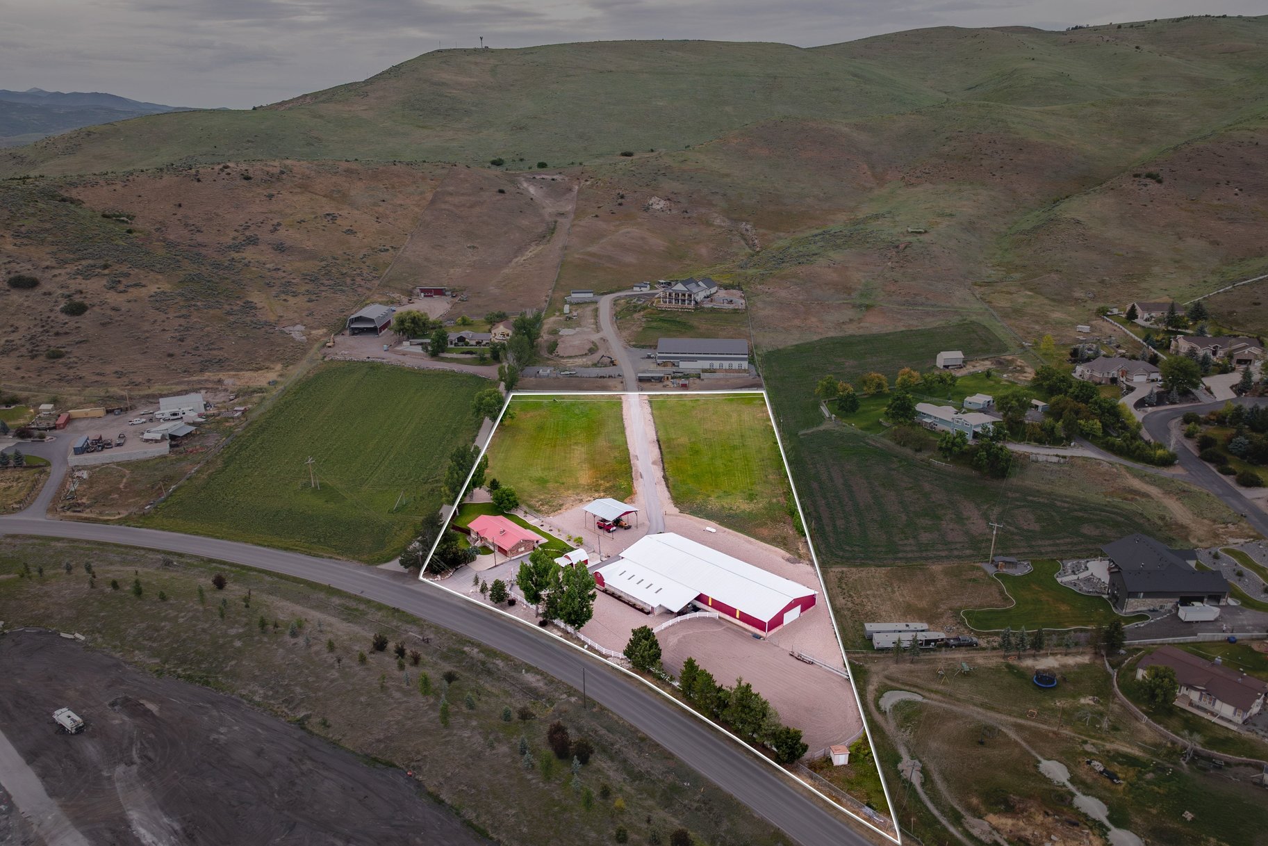  Incredibly Well-Maintained Horse Property with Indoor Arena & Views - 物件實景