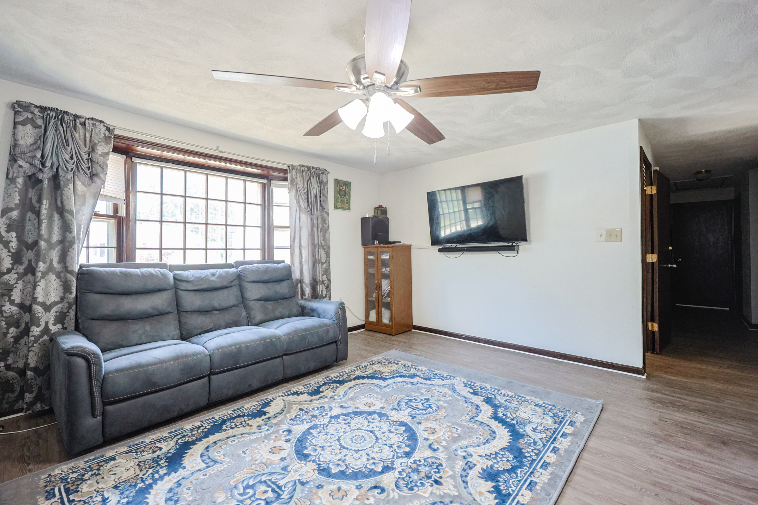 Burlington, Massachusetts, 01803, United States, 3 Bedrooms Bedrooms, ,1 BathroomBathrooms,Residential,For Sale,1906310
