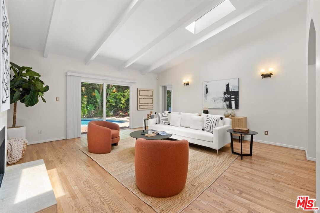 Los Angeles, California, 90049, United States, 3 Bedrooms Bedrooms, ,3 BathroomsBathrooms,Residential,For Sale,1908650
