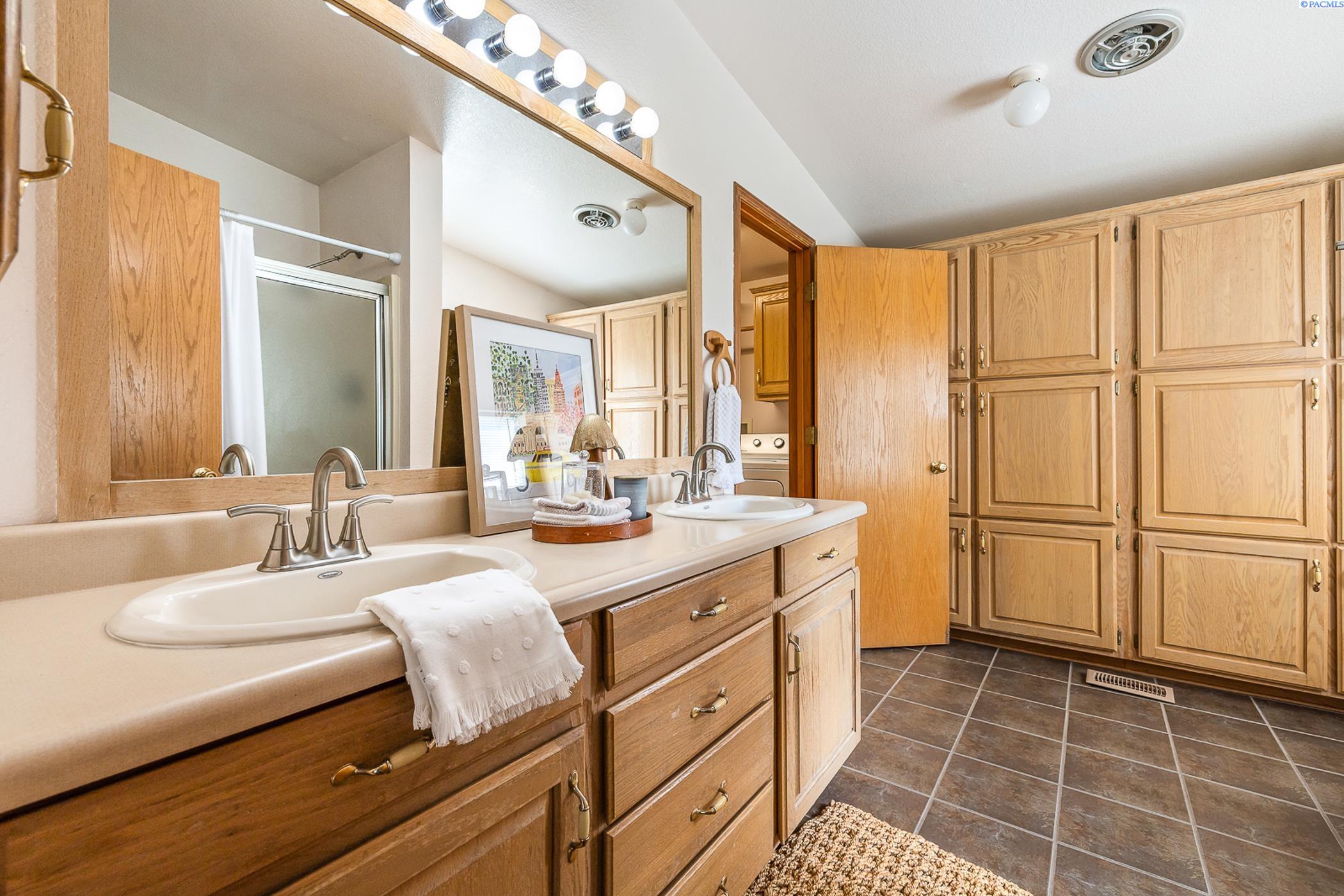 Eltopia, Washington, 99330, United States, 4 Bedrooms Bedrooms, ,1 BathroomBathrooms,Residential,For Sale,1901493