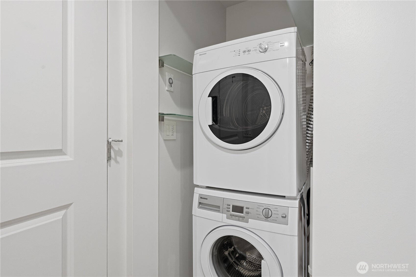 Seattle, Washington, 98121, United States, 1 Bedroom Bedrooms, ,Residential,For Sale,1992082