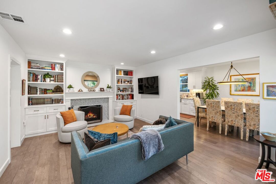 Los Angeles, California, 90034, United States, 4 Bedrooms Bedrooms, ,Residential,For Sale,1991116