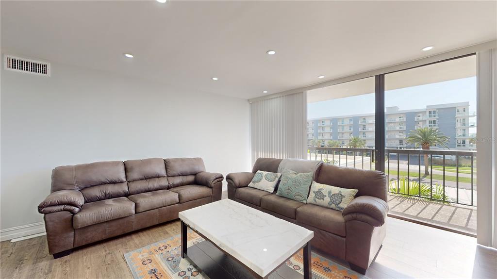 Clearwater Beach, Florida, 33767, United States, 2 Bedrooms Bedrooms, ,2 BathroomsBathrooms,Residential,For Sale,1818973