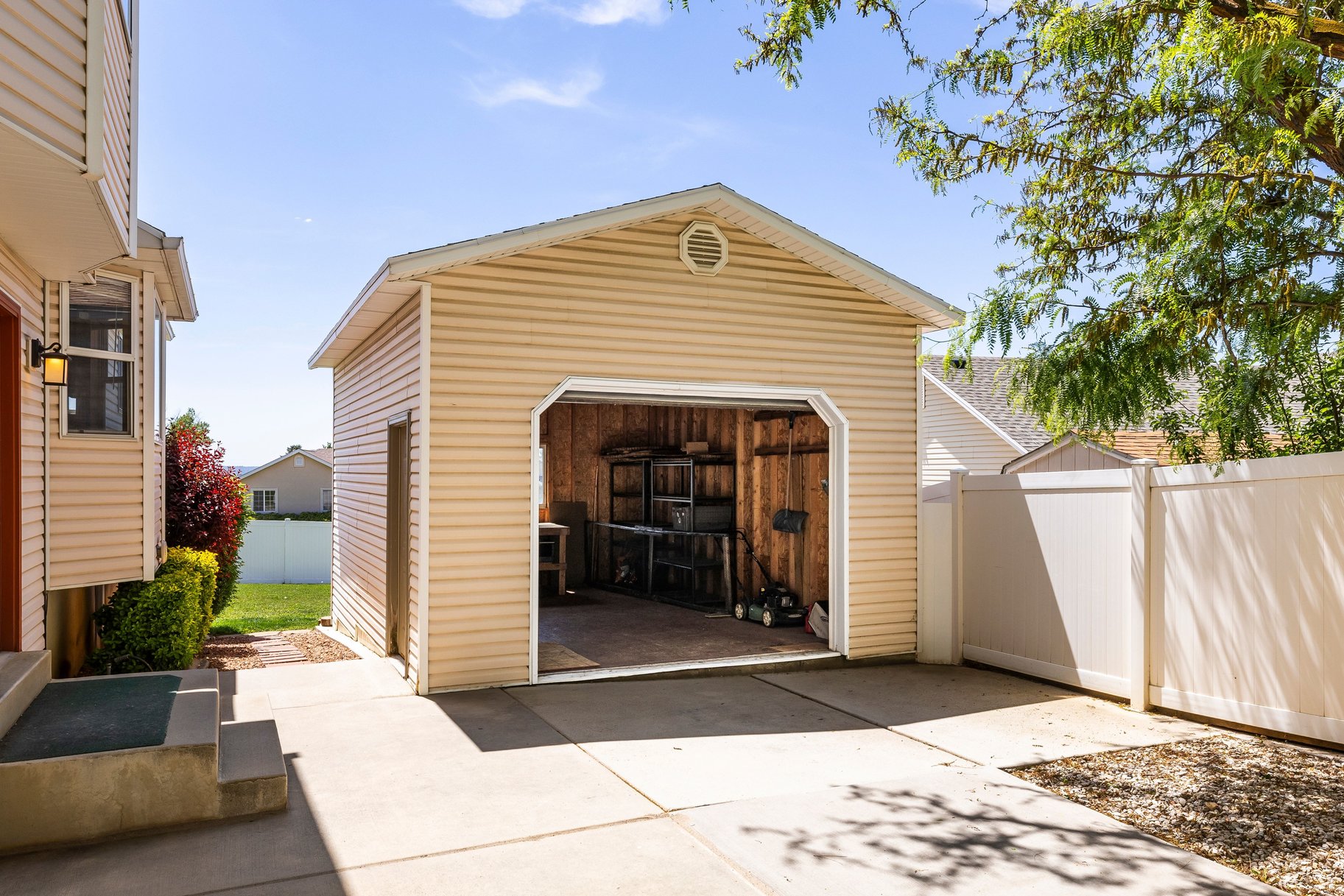  5 Bedroom, 3 Bath Home With One Of North Ogdens Best Porch Views - 物件實景