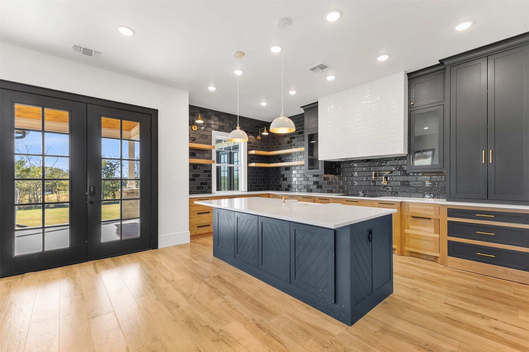 Sulphur Springs, Texas, 75482, United States, 4 Bedrooms Bedrooms, ,4 BathroomsBathrooms,Residential,For Sale,1990973