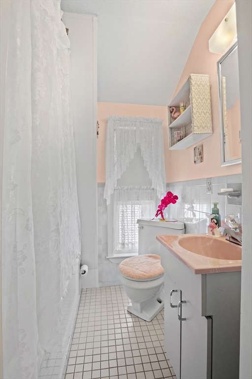 Medford, Massachusetts, 02155, United States, 3 Bedrooms Bedrooms, ,2 BathroomsBathrooms,Residential,For Sale,1923943