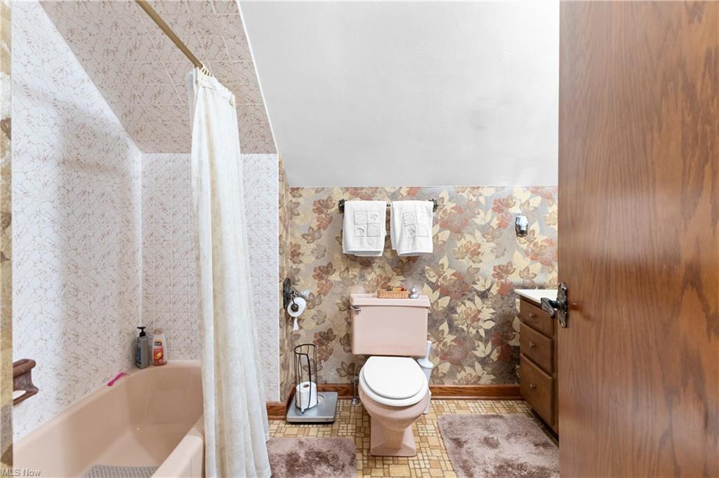 Chester, West Virginia, 26034, United States, 4 Bedrooms Bedrooms, ,3 BathroomsBathrooms,Residential,For Sale,1974553