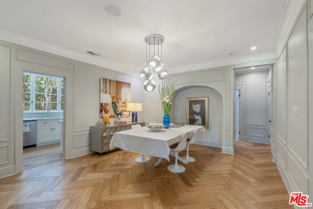 Los Angeles, California, 90005, United States, 3 Bedrooms Bedrooms, ,3 BathroomsBathrooms,Residential,For Sale,1876512