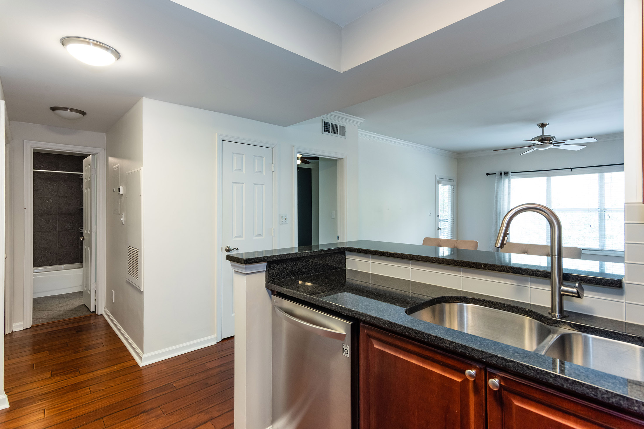  Spacious Corner Unit Condo in Resort-Style Community - 物件實景