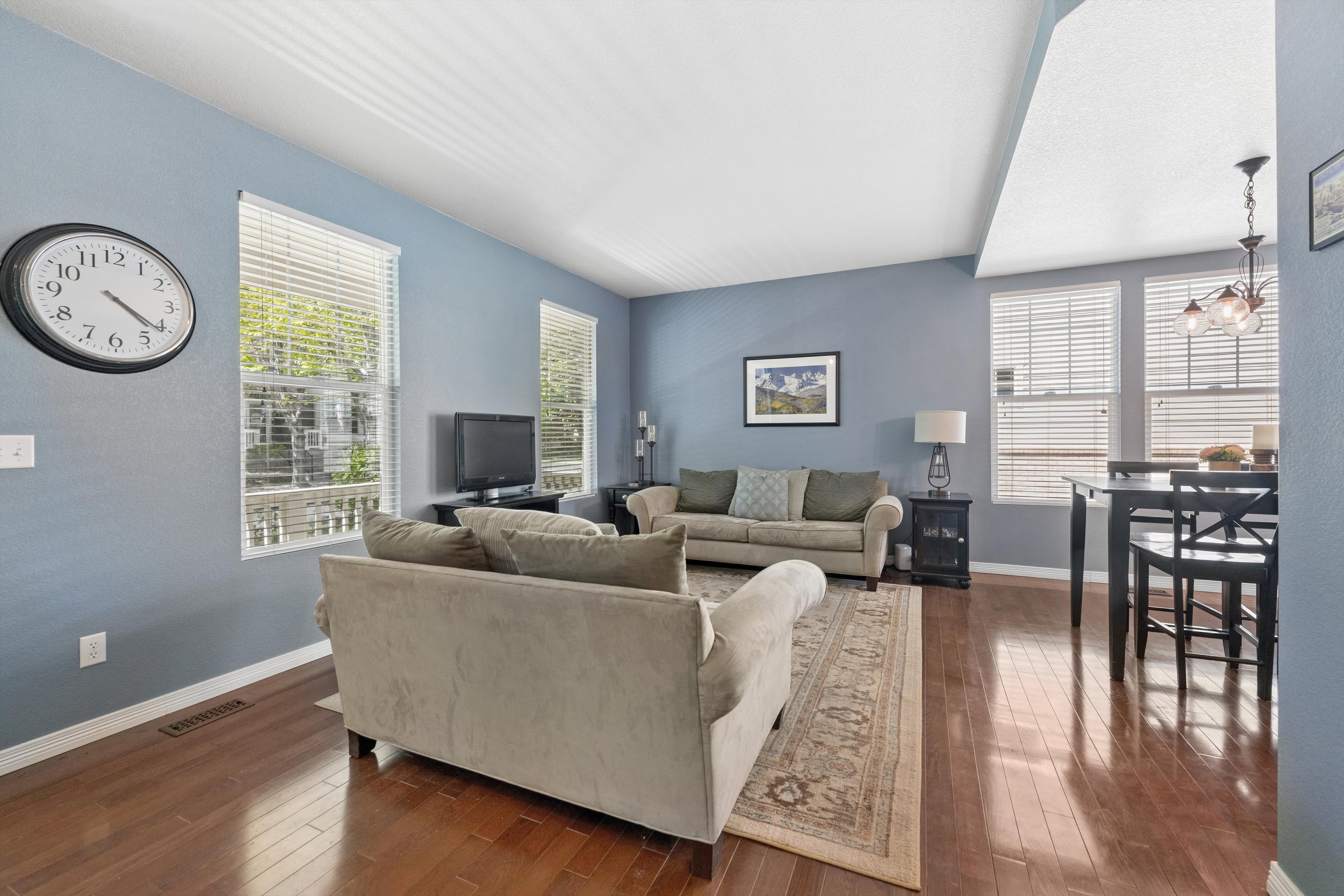  Beautiful 3-Bedroom, 3-Bath Home On A Charming Tree-Lined Street - 物件實景
