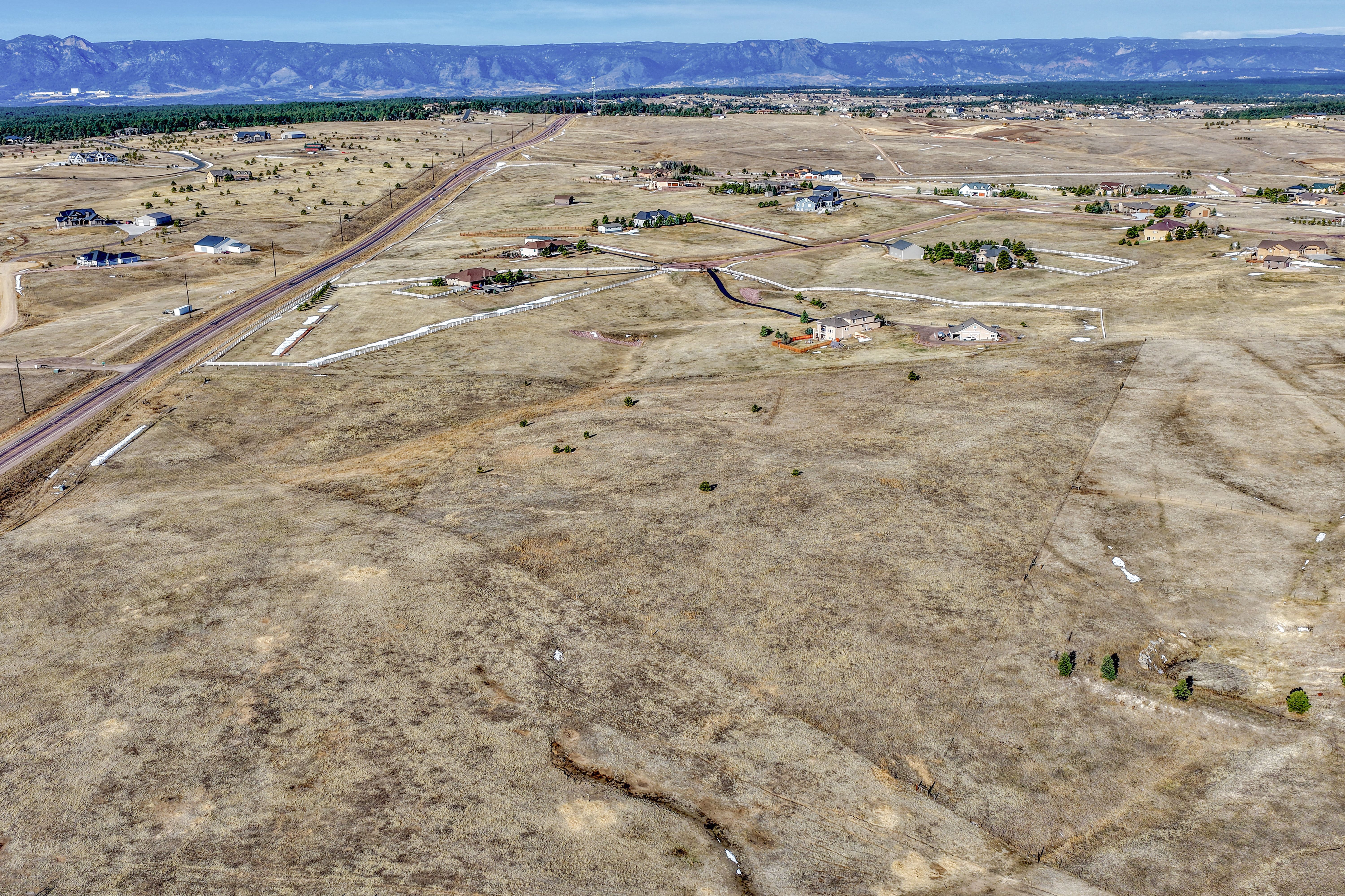  5 acres with mountain views in sought after Black Forest - 物件實景