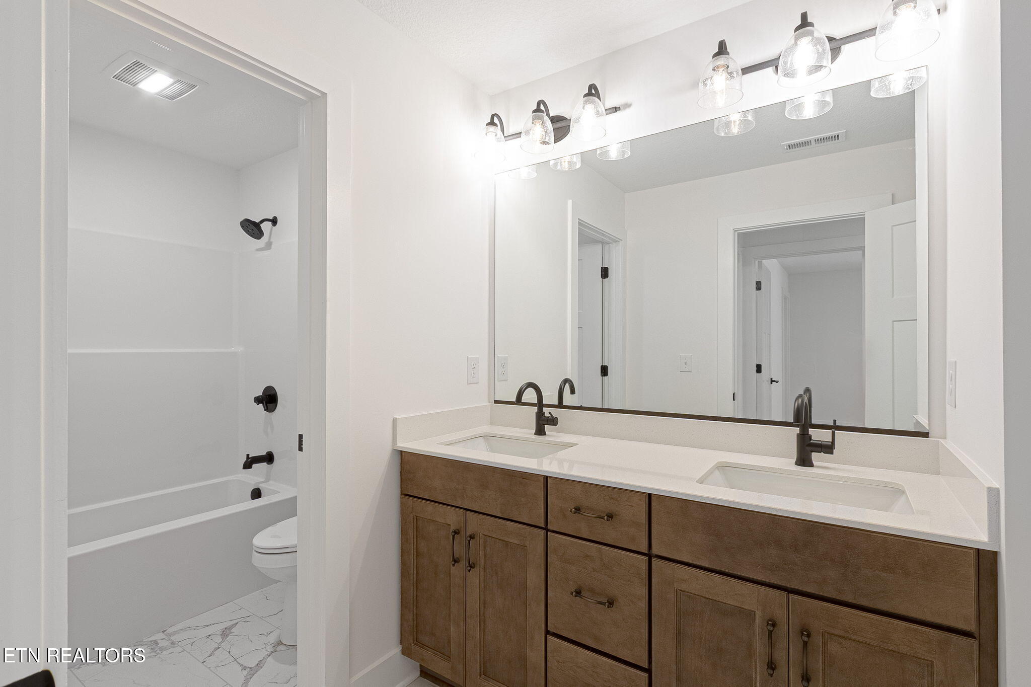 Knoxville, Tennessee, 37932, United States, 5 Bedrooms Bedrooms, ,4 BathroomsBathrooms,Residential,For Sale,1982096