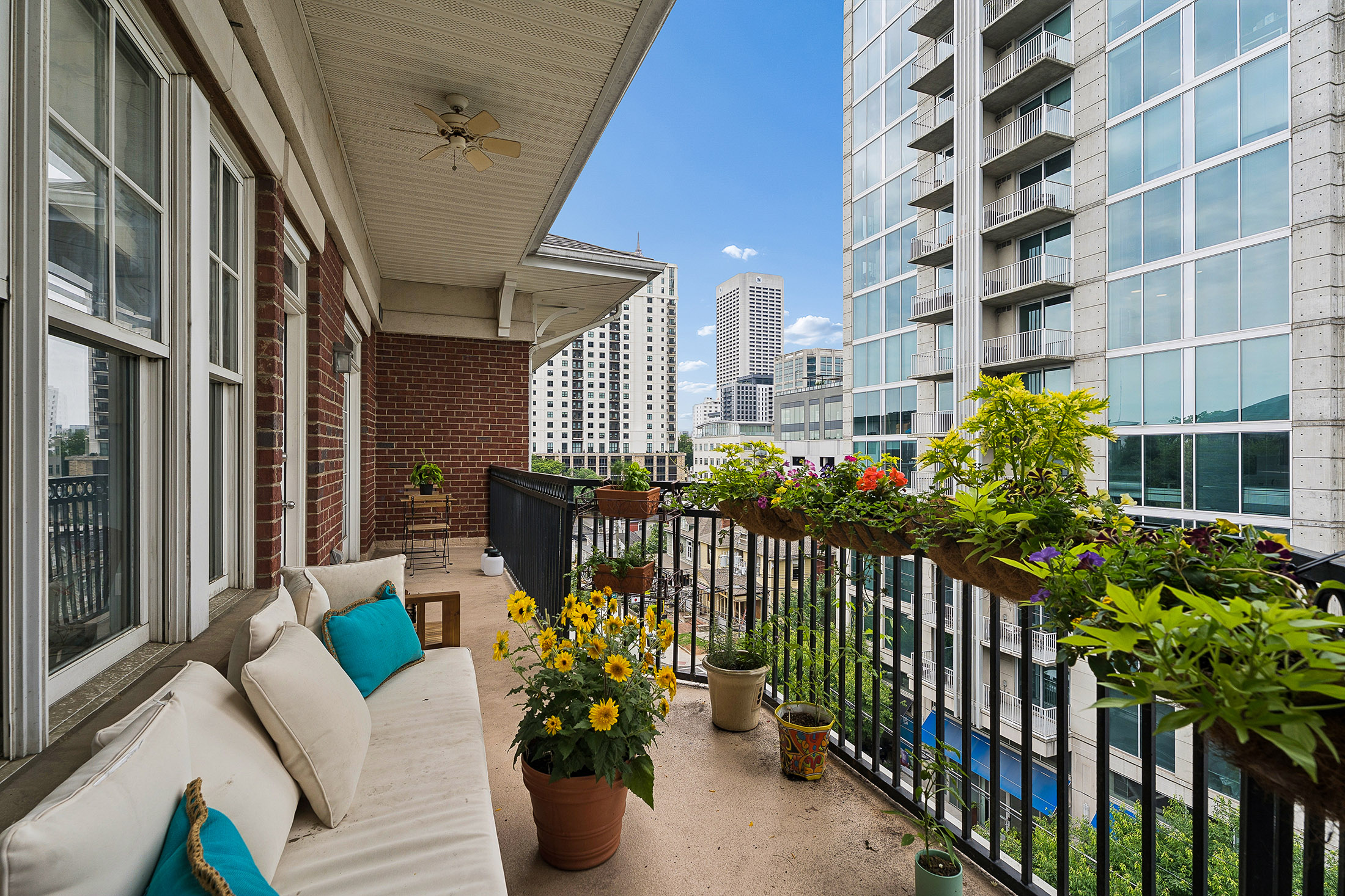  Beautifully Renovated Top-Floor Condo Overlooking Midtown - 物件實景