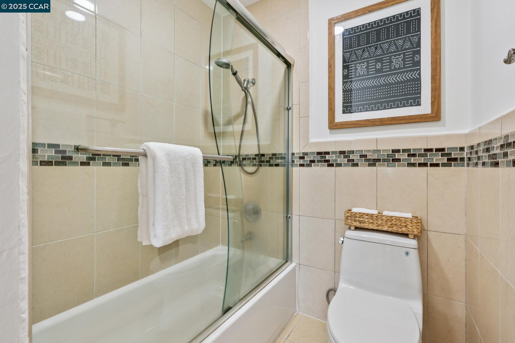 Oakland, California, 94610, United States, 2 Bedrooms Bedrooms, ,2 BathroomsBathrooms,Residential,For Sale,1984718