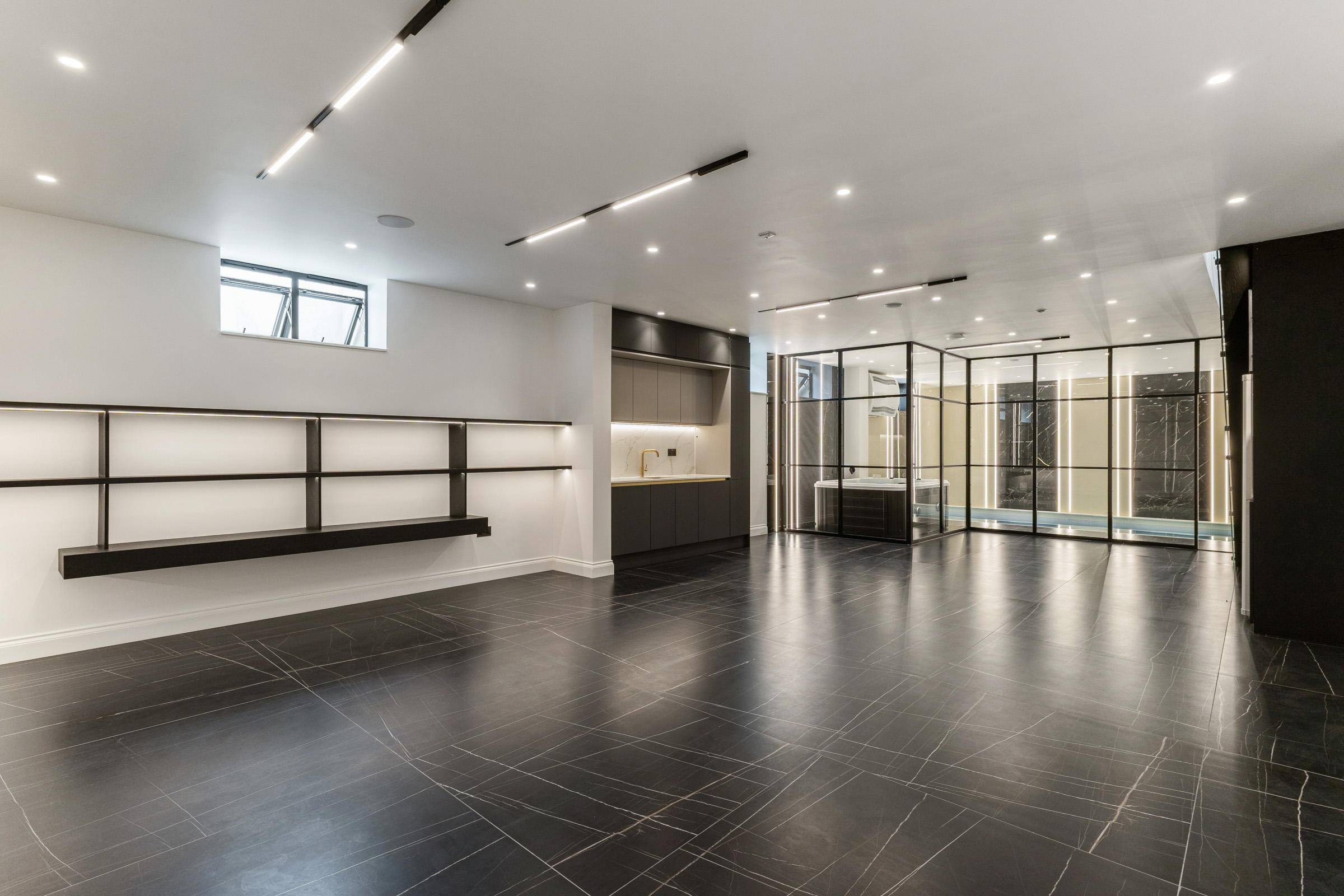  A Gated Contemporary House with an Indoor Swimming Pool - 物件實景