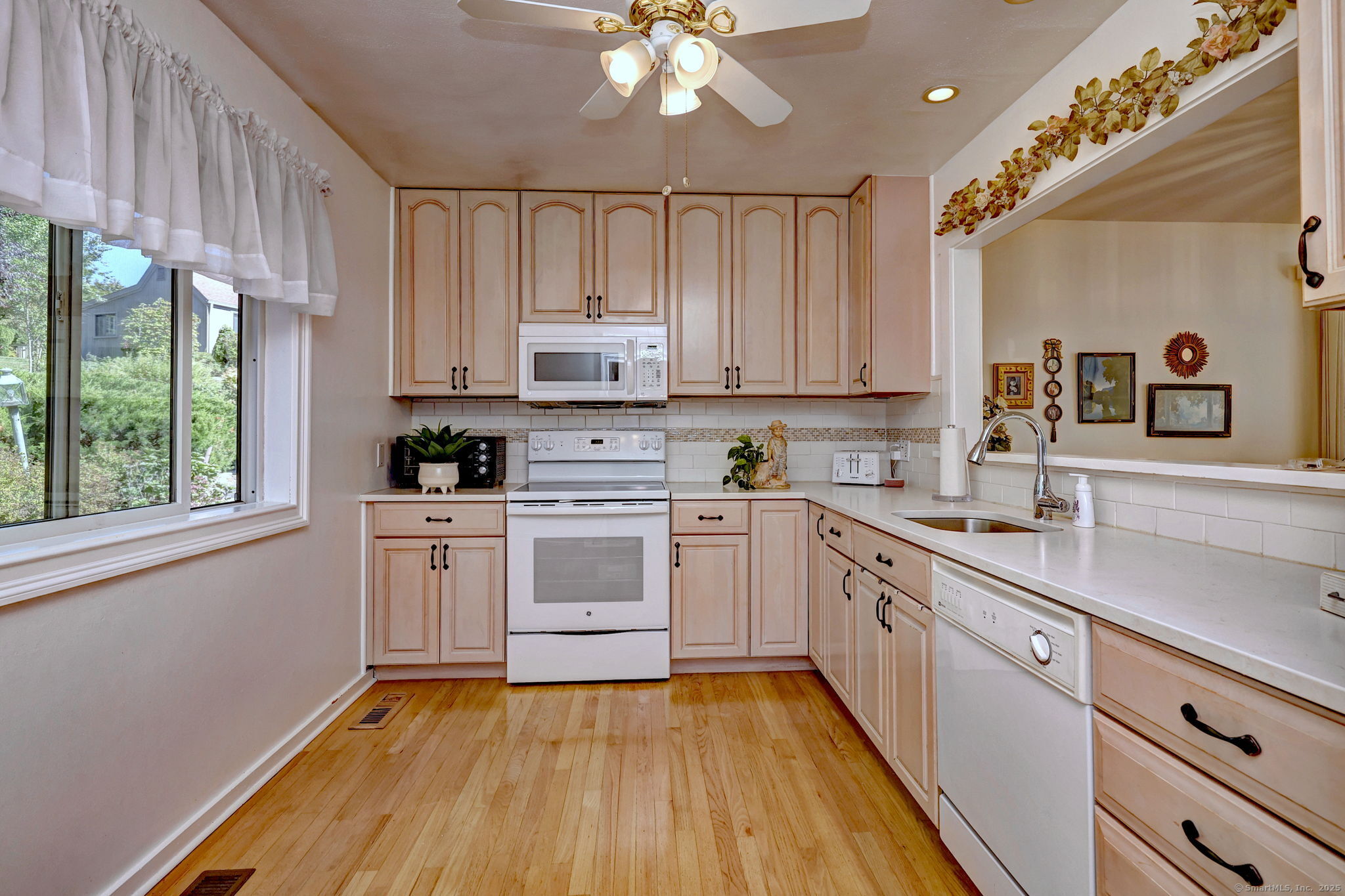 Stratford, Connecticut, 06614, United States, 1 Bedroom Bedrooms, ,3 BathroomsBathrooms,Residential,For Sale,1954891