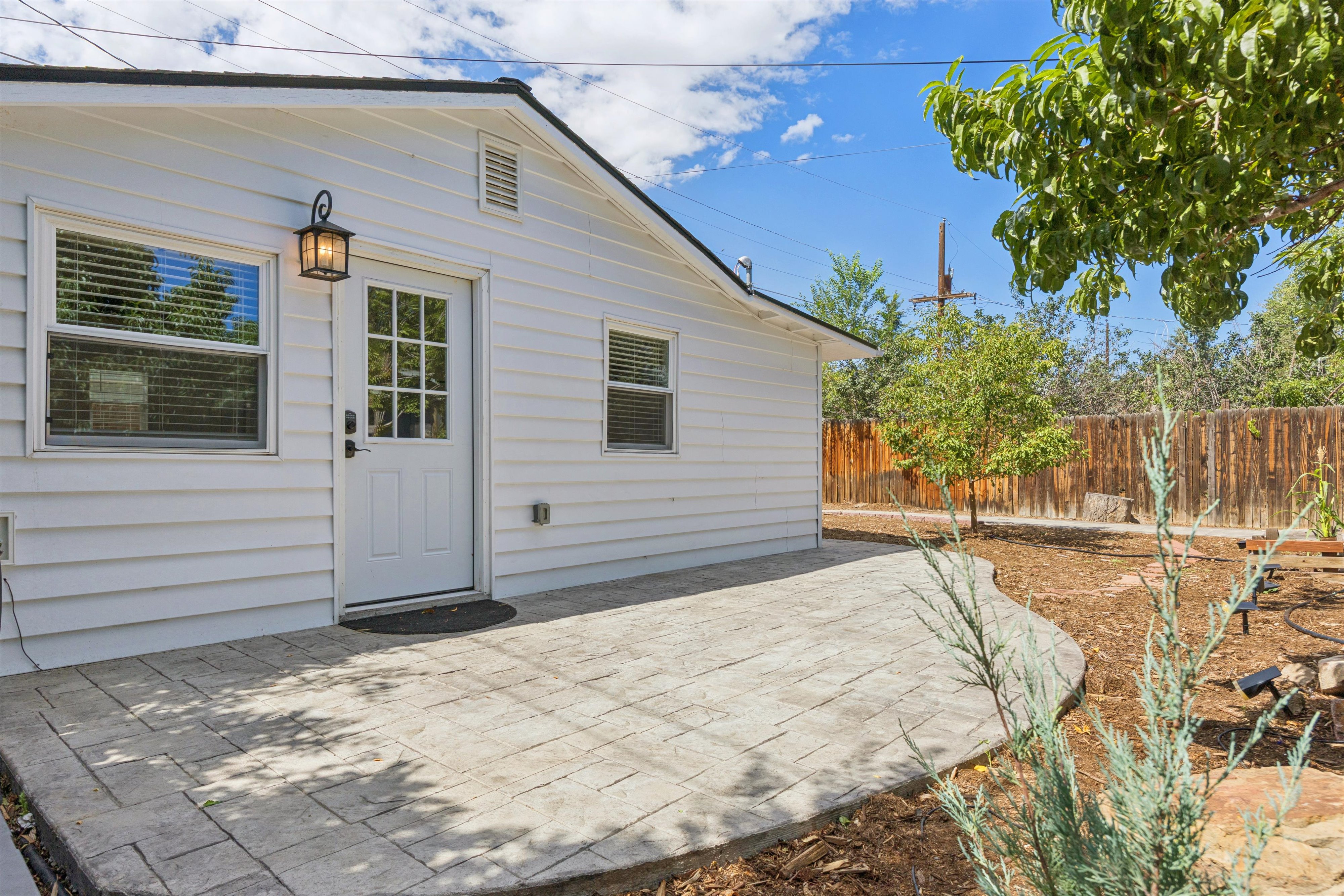  Charming Curb Appeal Meets Exceptional Versatility - 物件實景