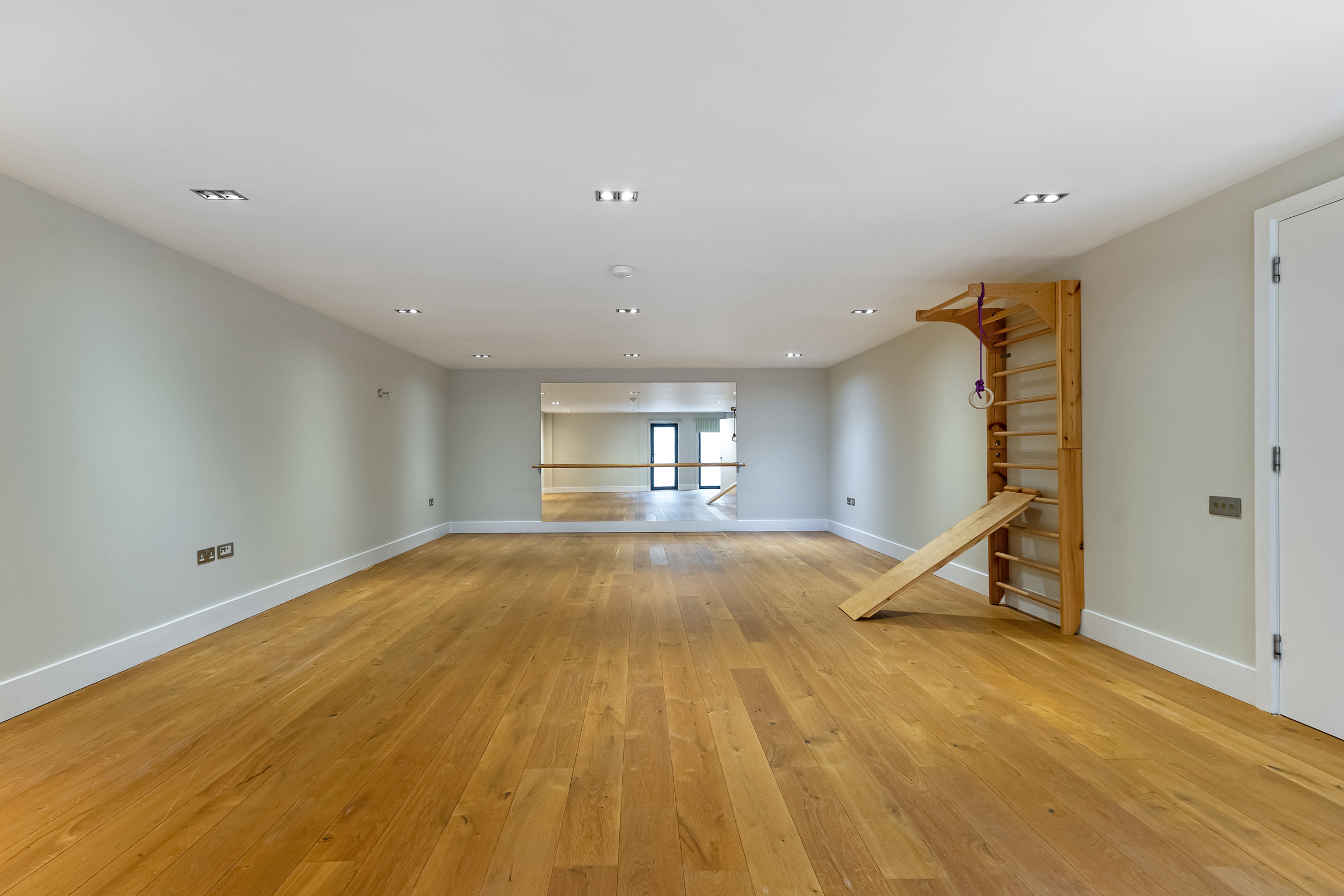  A Contemporary Five-Bedroom House with direct access onto Wentworth golf course - 物件實景