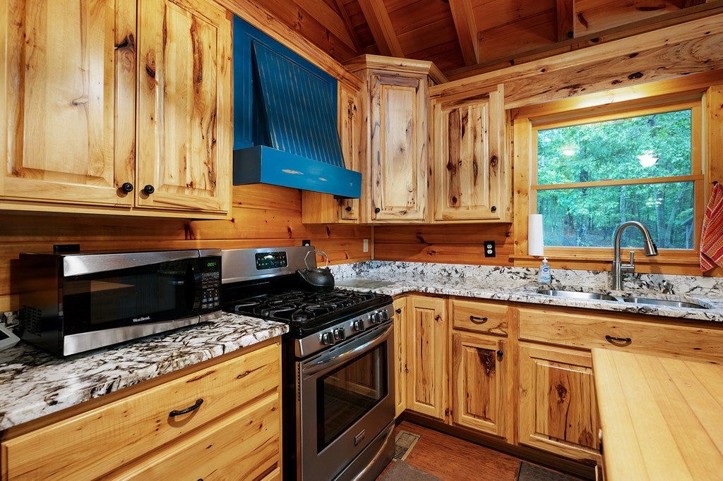 Ellijay, Georgia, 30540, United States, 3 Bedrooms Bedrooms, ,3 BathroomsBathrooms,Residential,For Sale,1999878