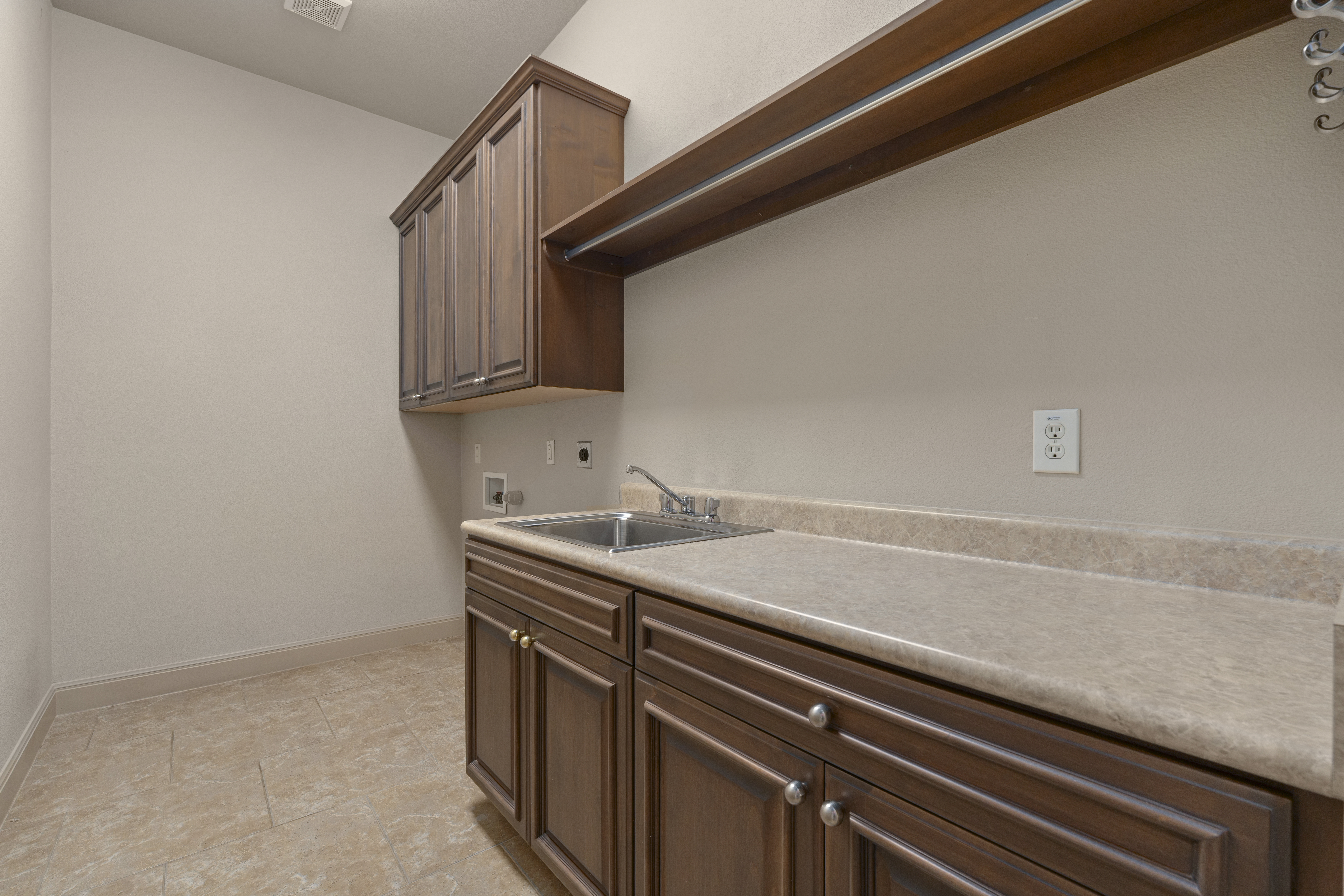  Stunning Single-Story Retreat on Greenbelt - 物件實景