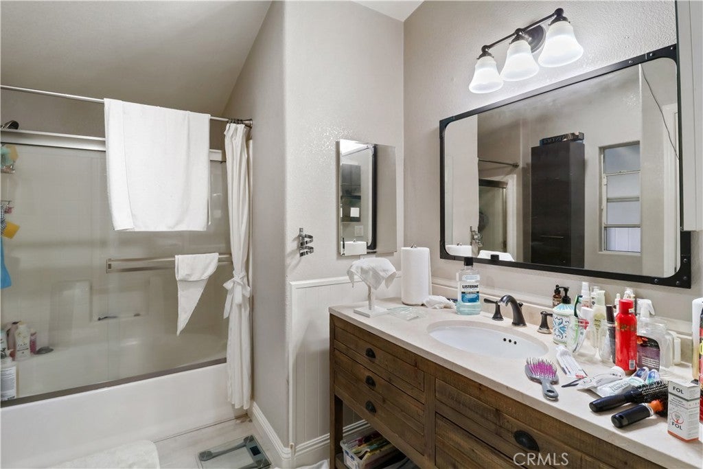 Woodland Hills, California, 91364, United States, 3 Bedrooms Bedrooms, ,2 BathroomsBathrooms,Residential,For Sale,1895841