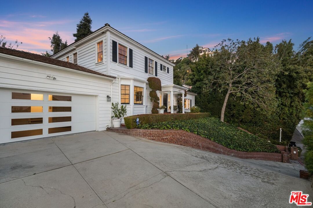 Los Angeles, California, 90069, United States, 4 Bedrooms Bedrooms, ,2 BathroomsBathrooms,Residential,For Sale,1700120