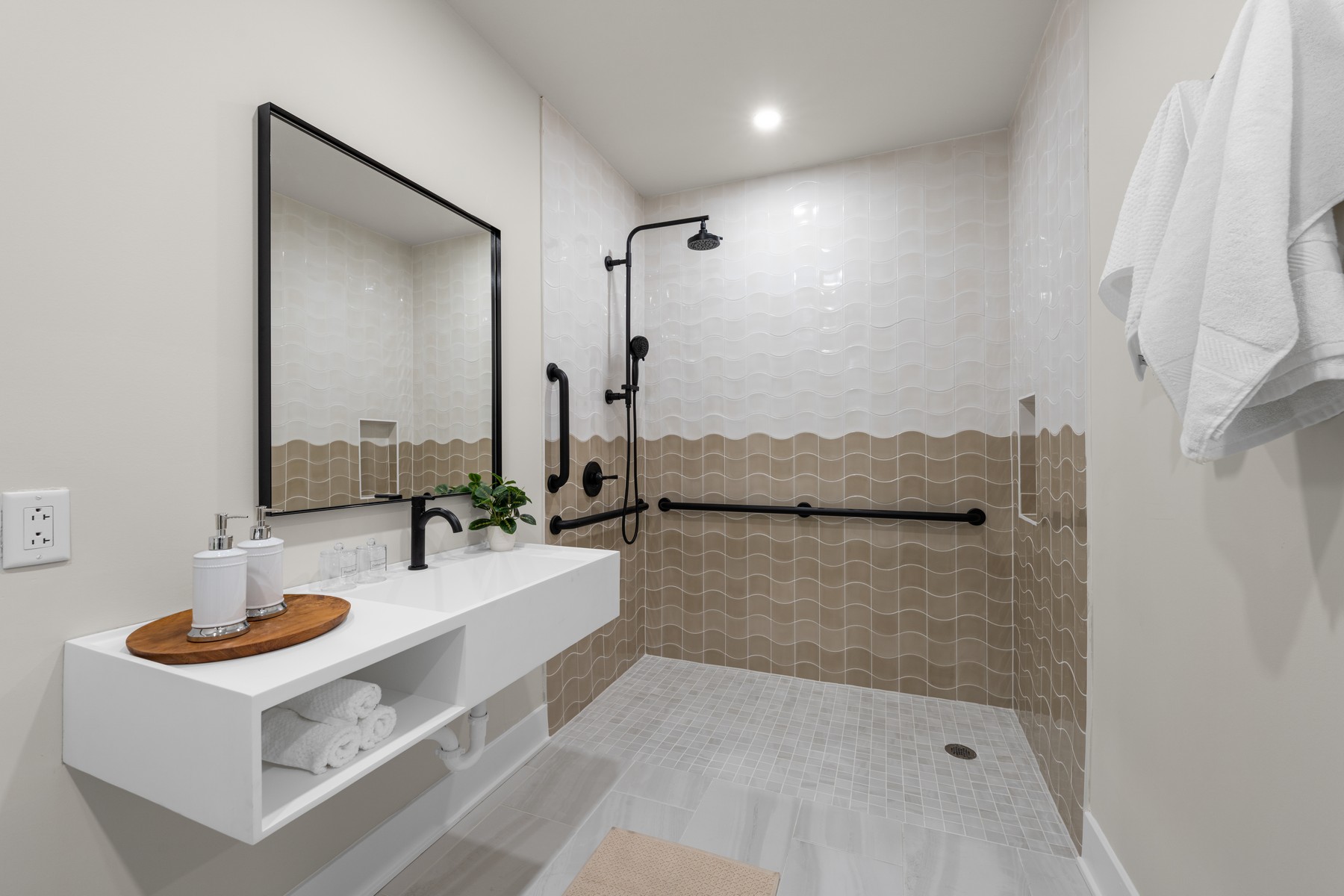  323 E Oak Avenue #202 - 物件實景