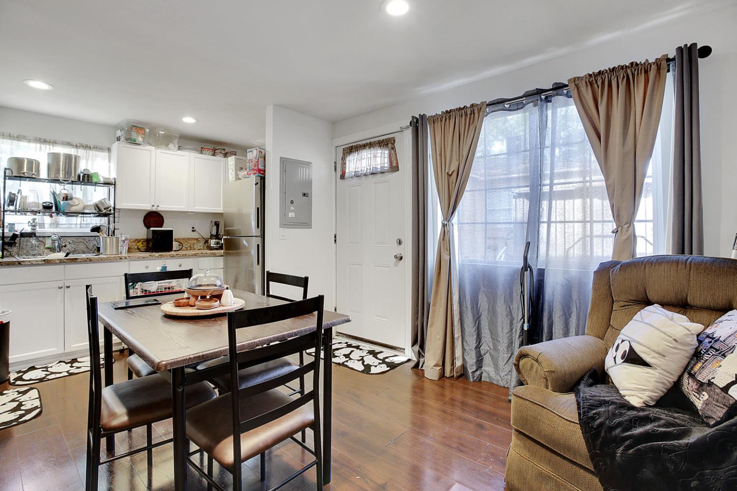 Sacramento, California, 95820, United States, 3 Bedrooms Bedrooms, ,2 BathroomsBathrooms,Residential,For Sale,1993512