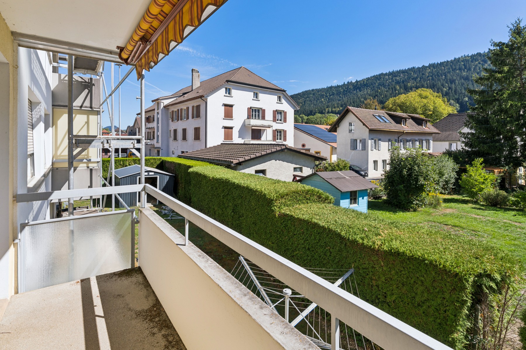  Needs renovation—2.5-room apartment with a balcony in Couvet - 物件實景