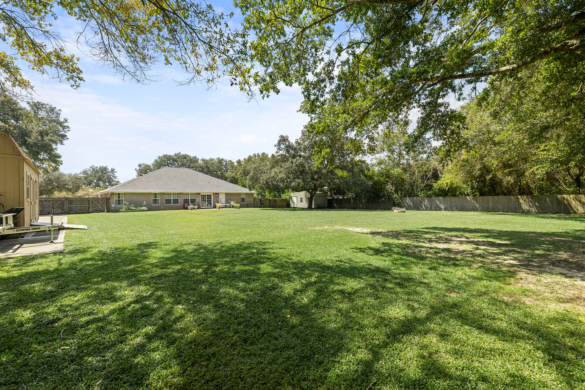  Move-In Ready Home on Nearly an Acre - 物件實景
