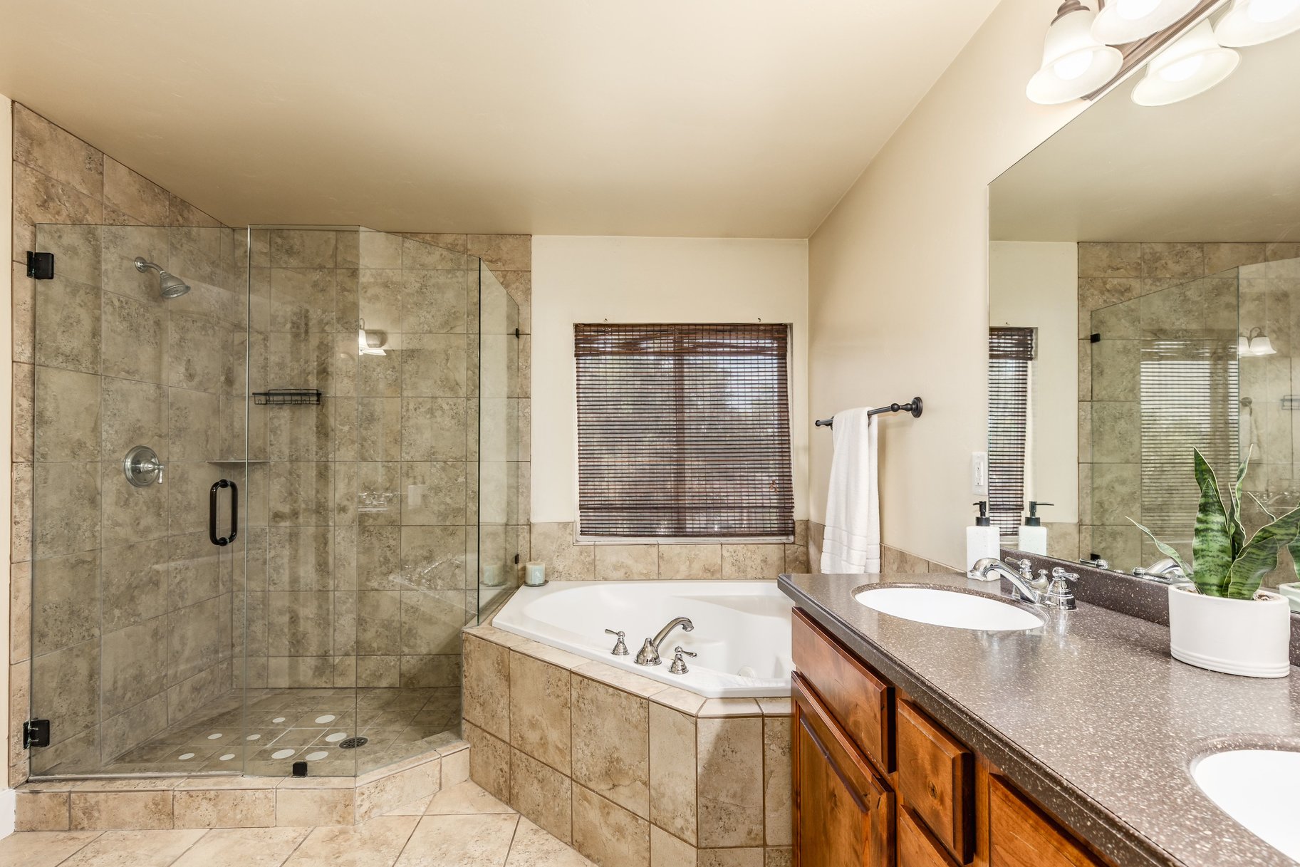  Prime Holladay Townhome in an Unbeatable Location - 物件實景