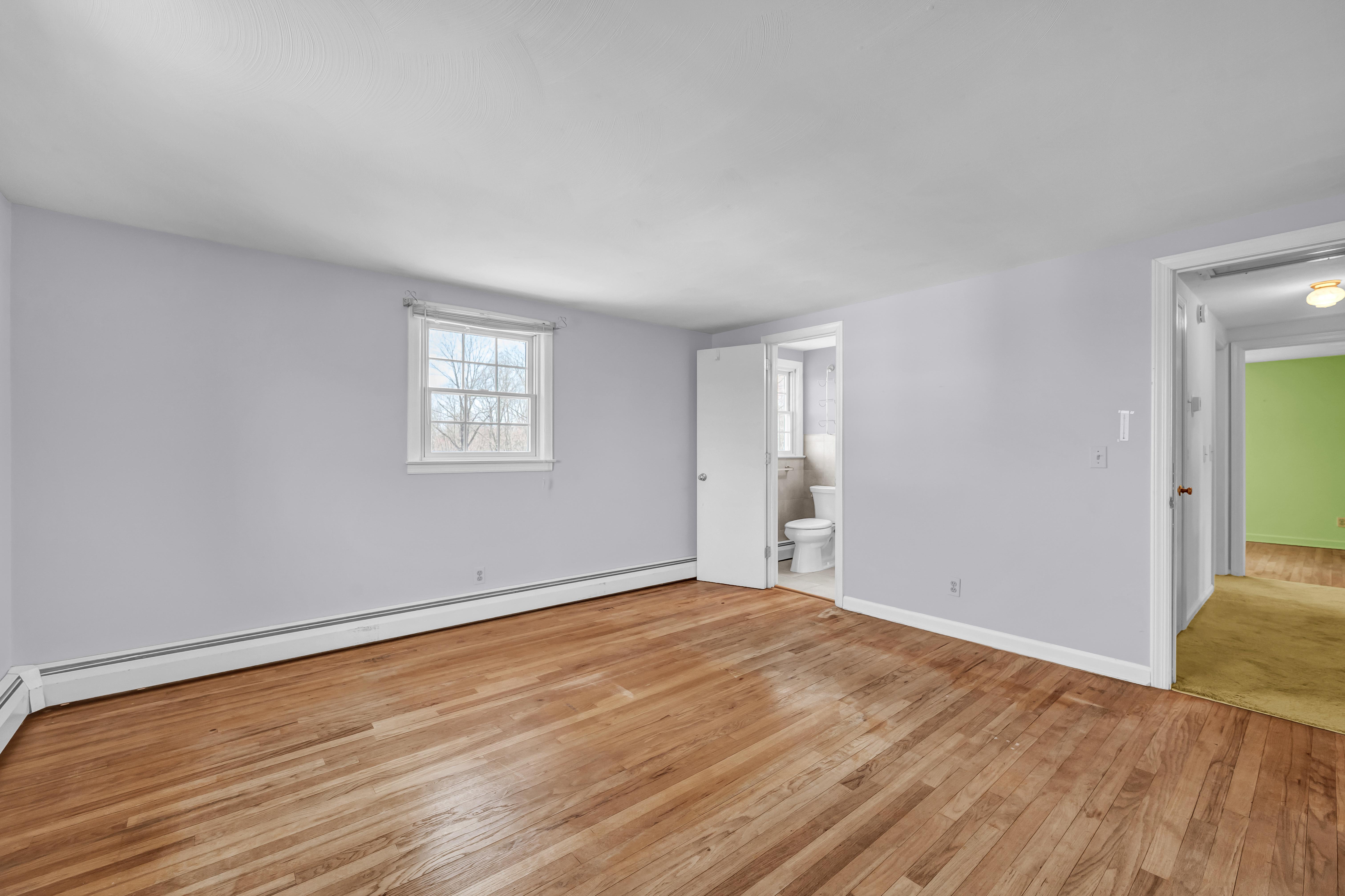  Well Built Colonial - 物件實景