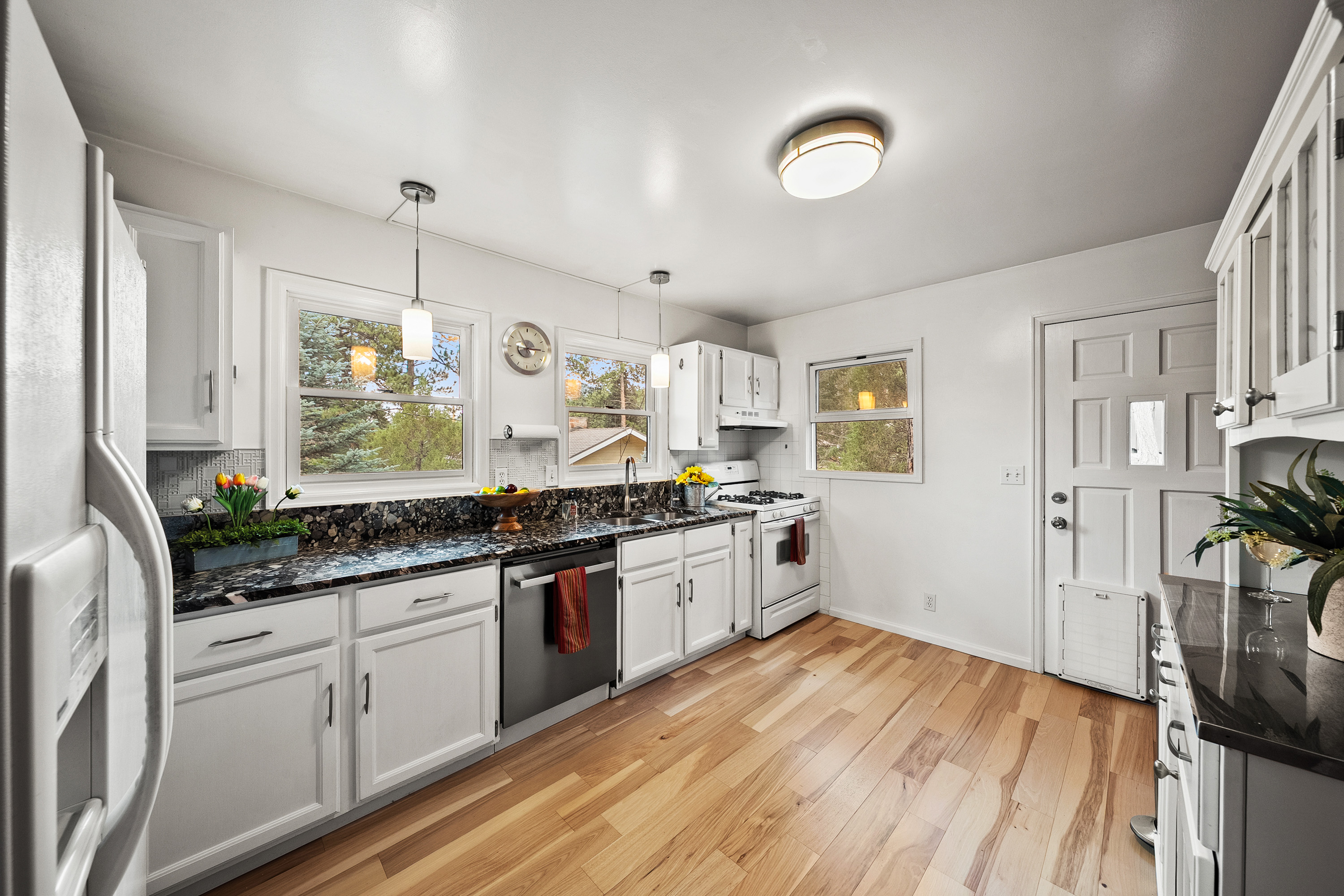  Rare Opportunity to Own 2 Homes Just Steps Away from Coveted Evergreen Lake - 物件實景